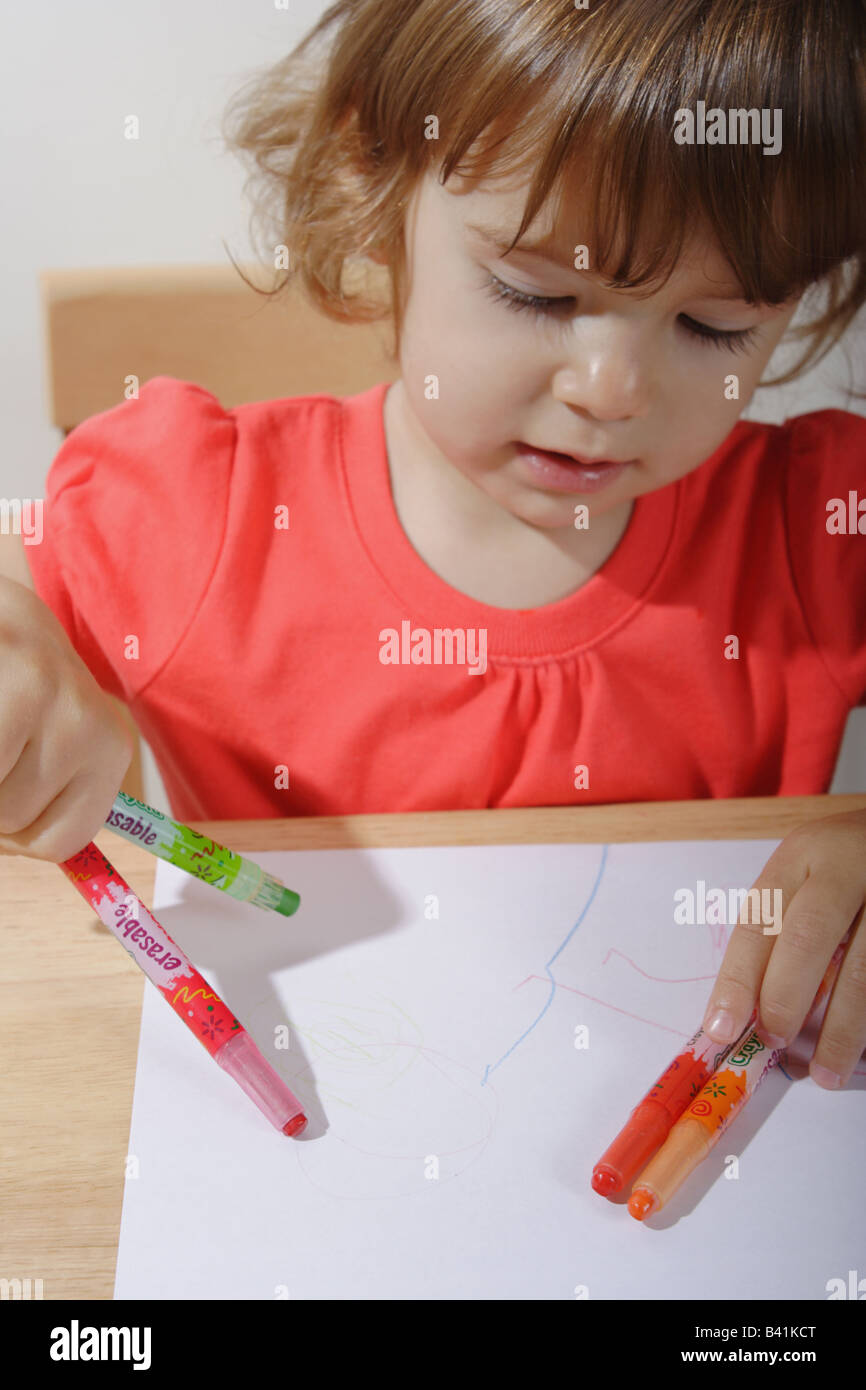 Deux Ans D Un Bebe Fille Est Maladroitement De Dessin Crayons De Couleur En Deux Photo Stock Alamy