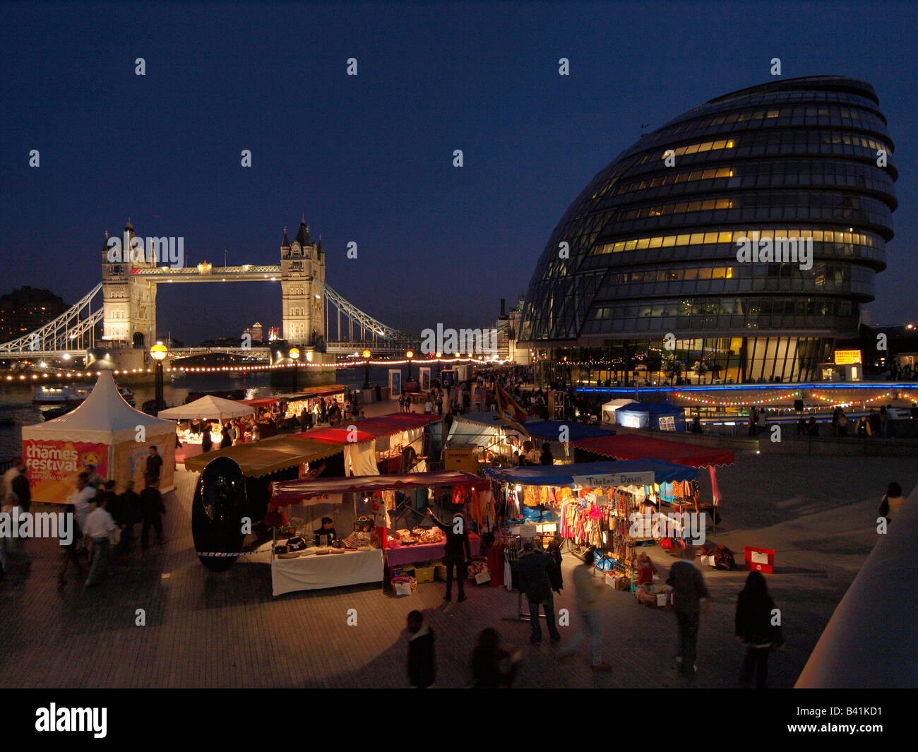 Le Festival de la Tamise sur la rive près de l'hôtel de ville London United Kingdom Banque D'Images