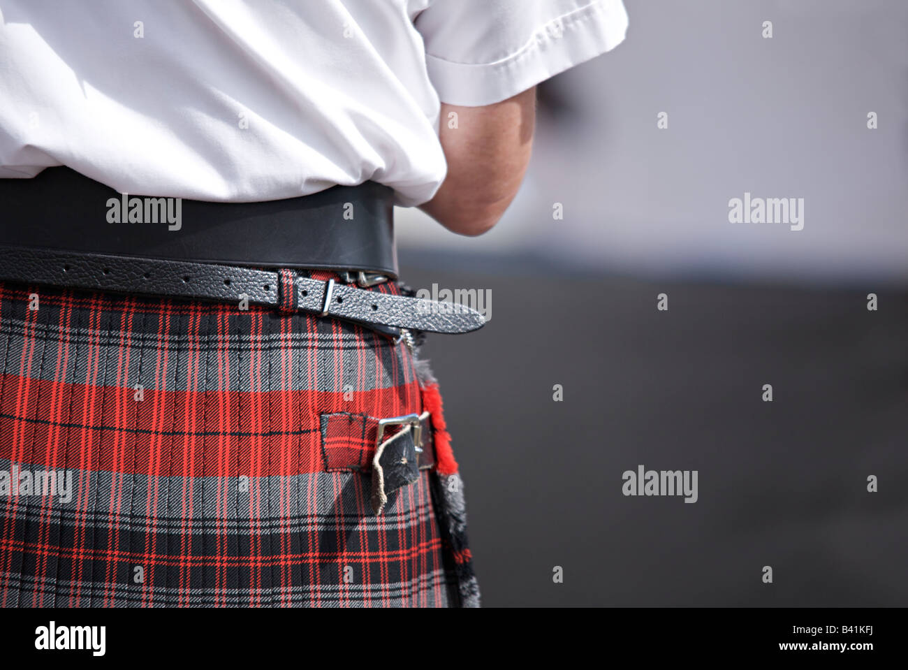 Homme portant un kilt écossais plissé Banque D'Images