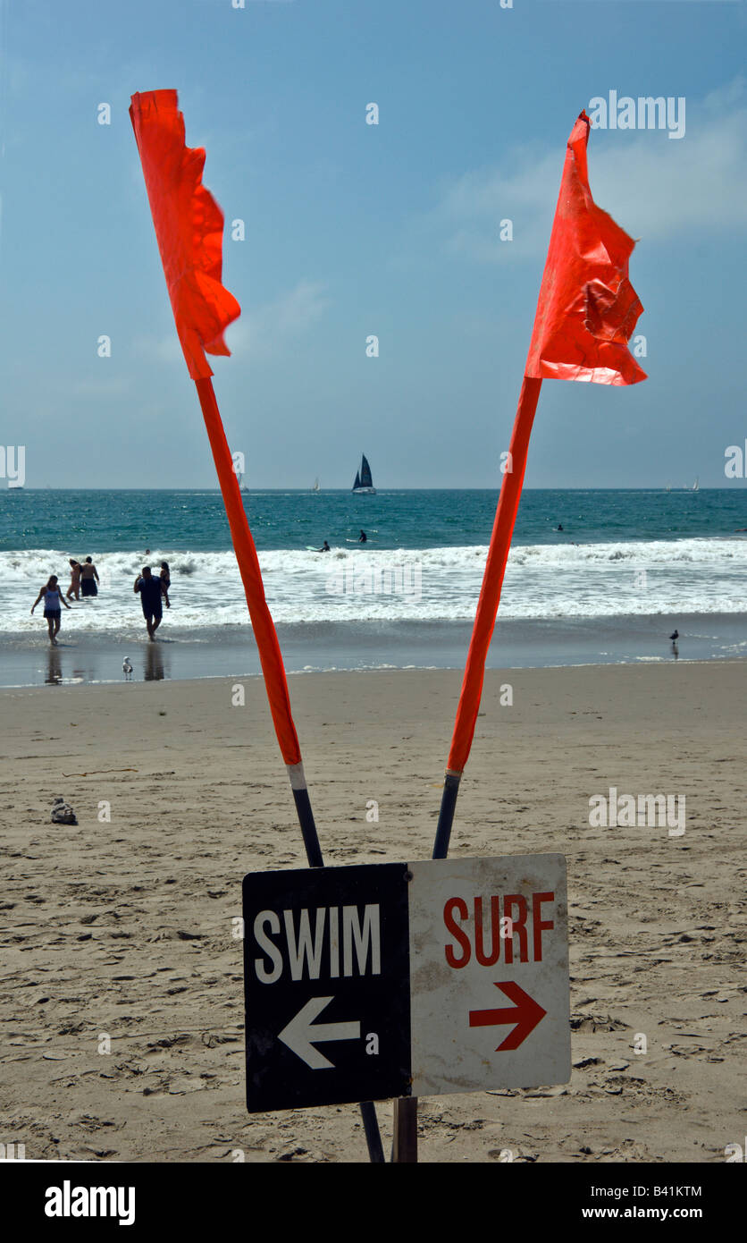 La plage de Santa Monica Los Angeles CA Les gens se détendre, nager, prendre le soleil voilier l'amusement jouer des jeux, châteaux de surf, randonnée pédestre Banque D'Images