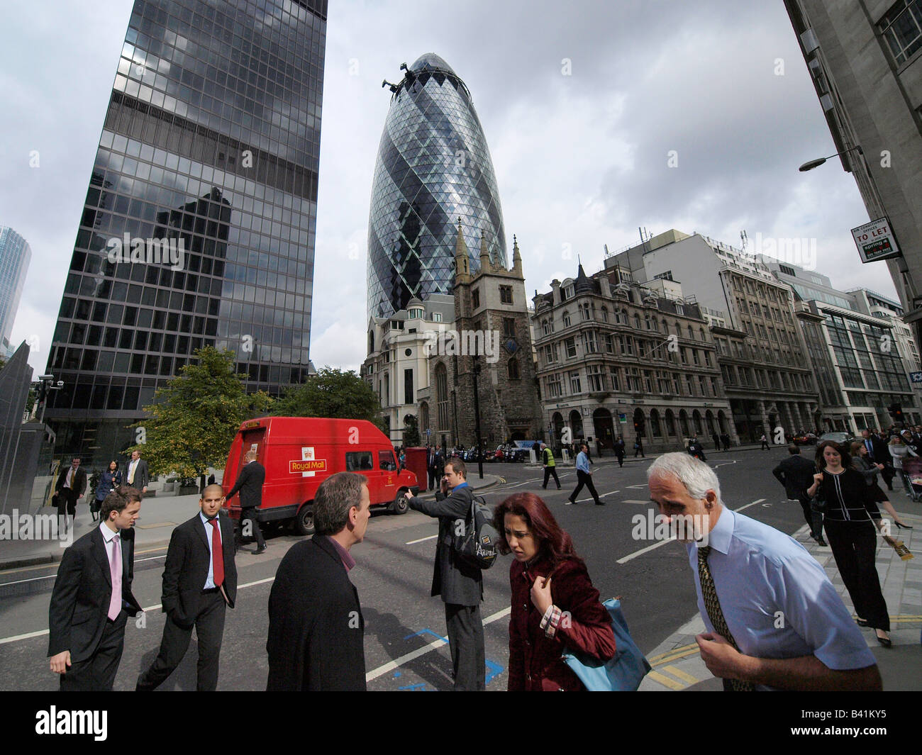 Les gens dans la rue dans la ville de Londres avec cornichon et royal mail van dans l'arrière-plan London UK Banque D'Images