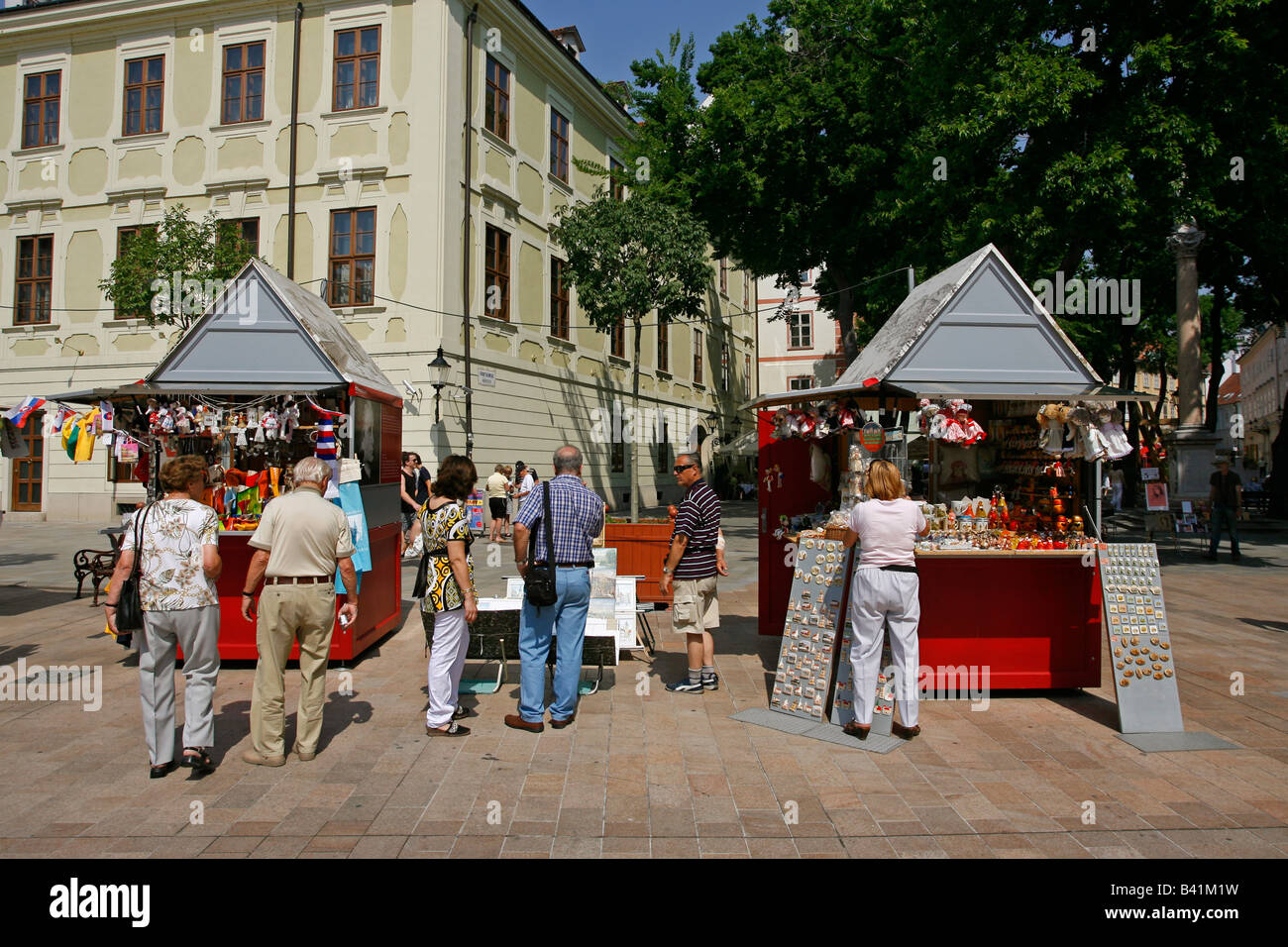 Des marchands de souvenirs en Hlavné Námestie Bratislava Slovaquie Banque D'Images