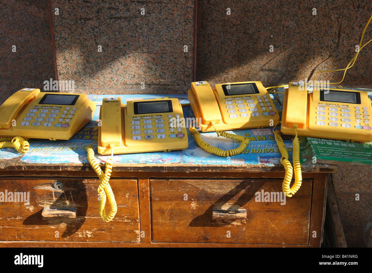 Quatre téléphones publics dans Beijing, Chine Banque D'Images
