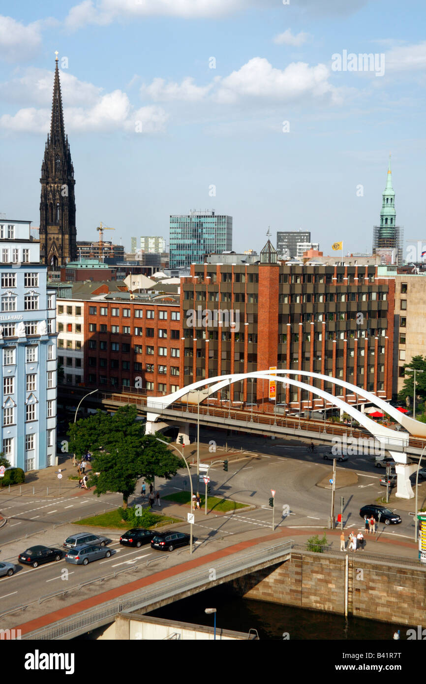 Quartier des affaires de Hambourg Rödingsmarkt avec St Nicolai Church Ruin Banque D'Images