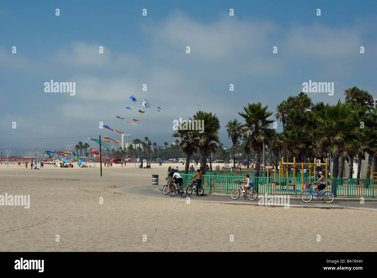 La plage de Santa Monica Los Angeles CA Les gens se détendre, nager, prendre le soleil avec des cerfs-volants l'amusement jouer des jeux, châteaux, randonnée pédestre Banque D'Images