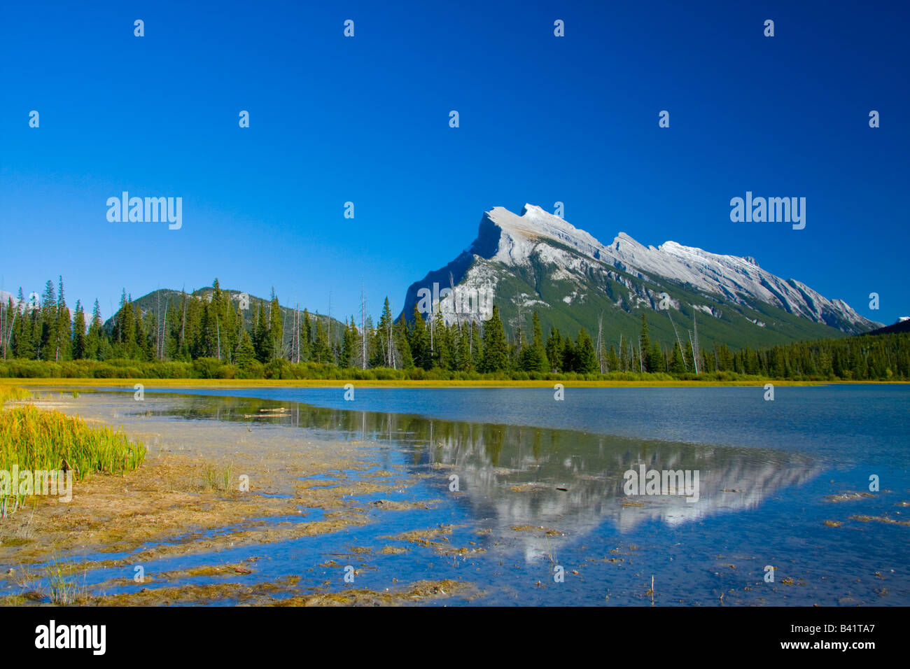 Lac de montagne canada Banque de photographies et d’images à haute ...