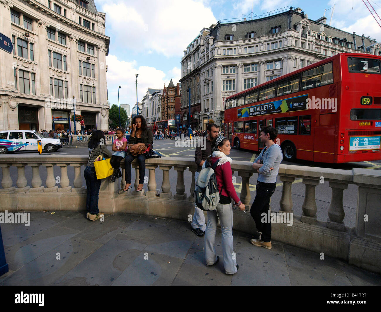 Shoppers reposant à Oxford Circus London United Kingdom Banque D'Images