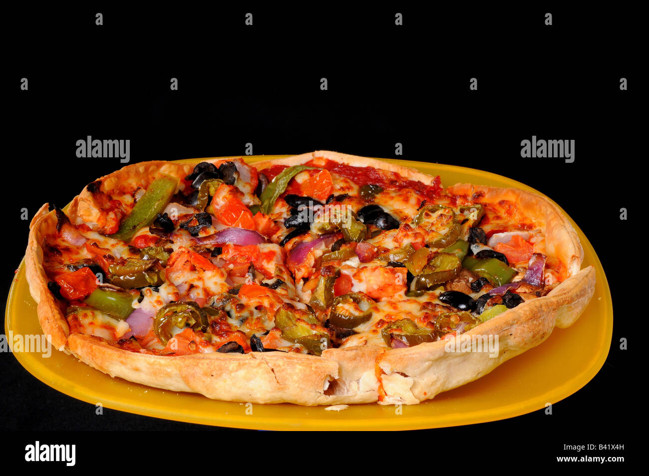 Pizza mexicaine avec des piments sur fond noir Banque D'Images