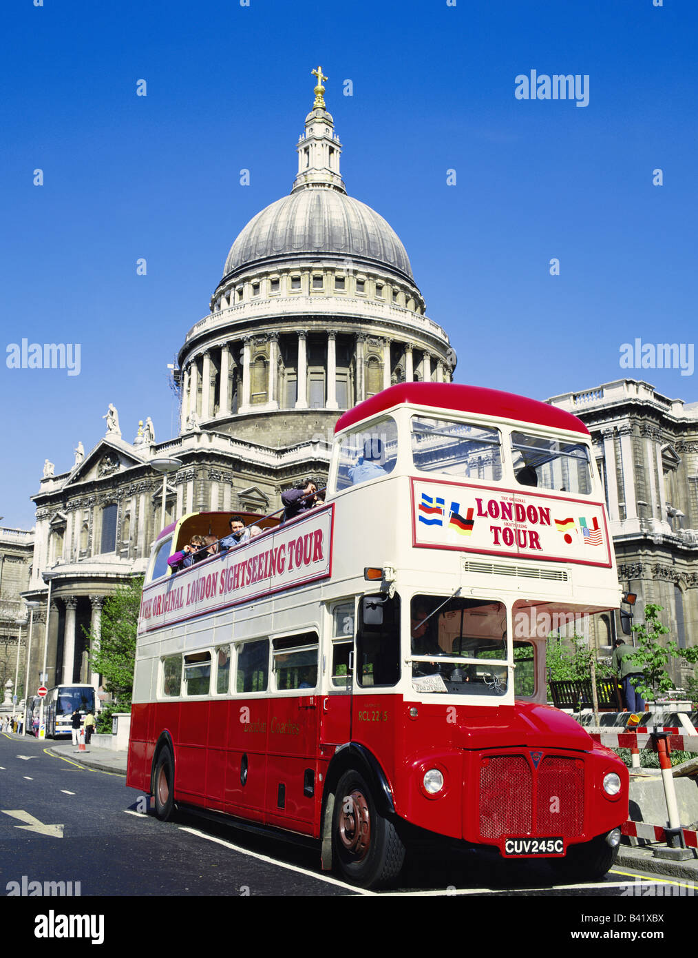 London sightseeing bus en face de la Cathédrale St Paul, Ville de London, UK, FR Banque D'Images