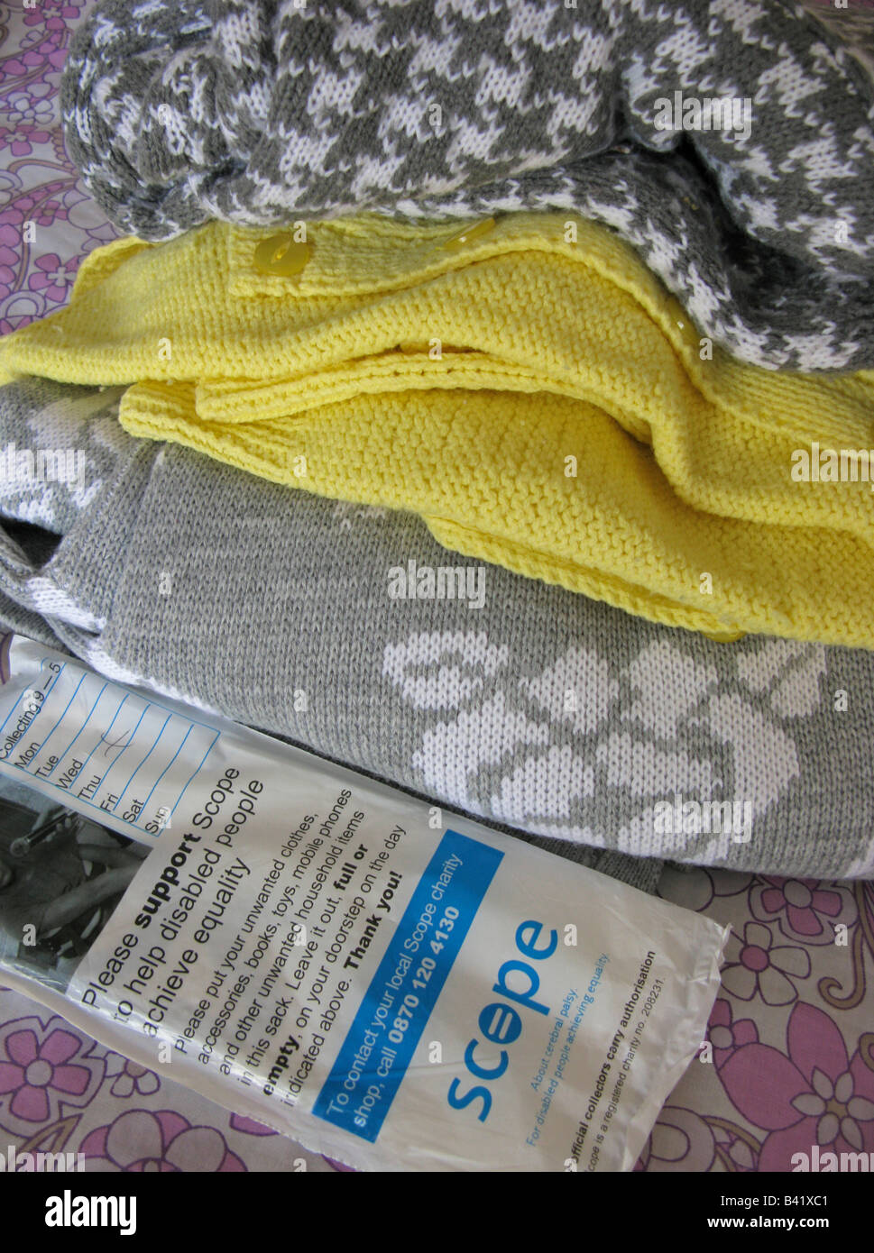 Vêtements pour la charité sac portée pour la mobilité Banque D'Images