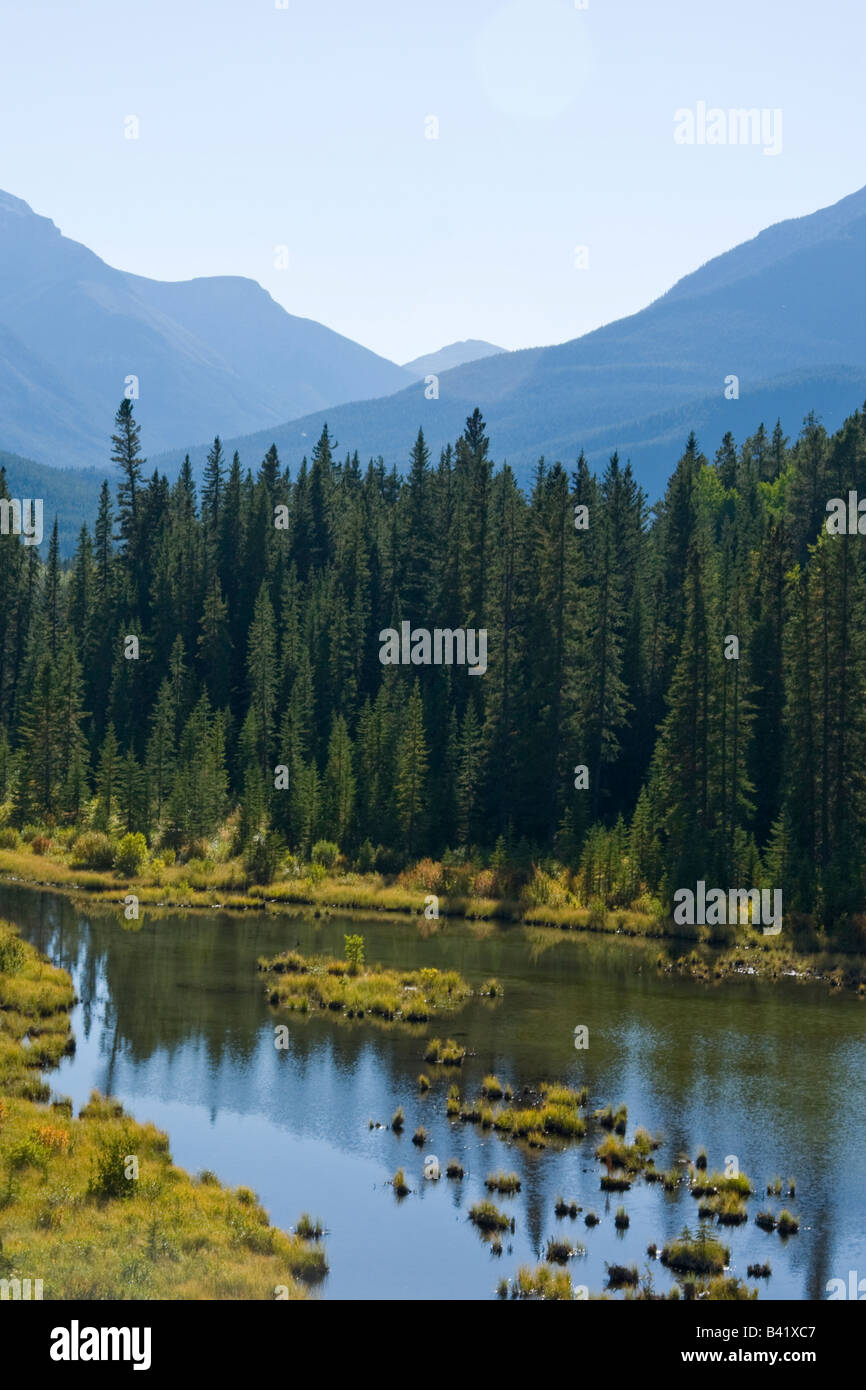 Gamme de Sundance et Mt Howard Douglas (alt. 9440) avec le tiers des Lacs Vermillion - Banff, Alberta, Canada Banque D'Images