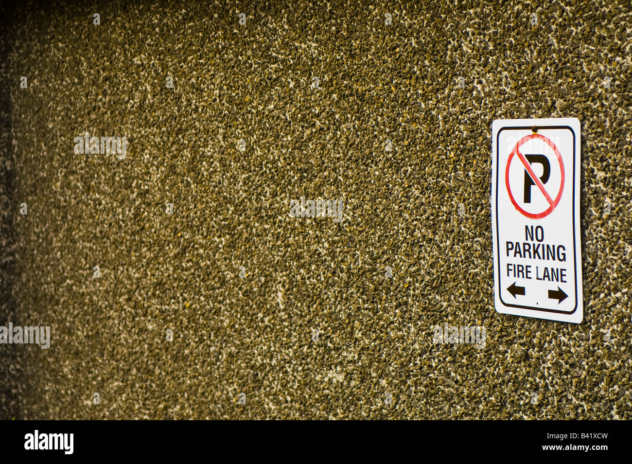 "Pas de parking - Fire Lane' signe sur agrégat mur de béton. Banque D'Images
