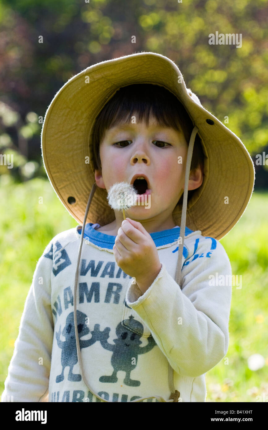 Jeune enfant dans un chapeau de disquette Banque de photographies et  d'images à haute résolution - Alamy