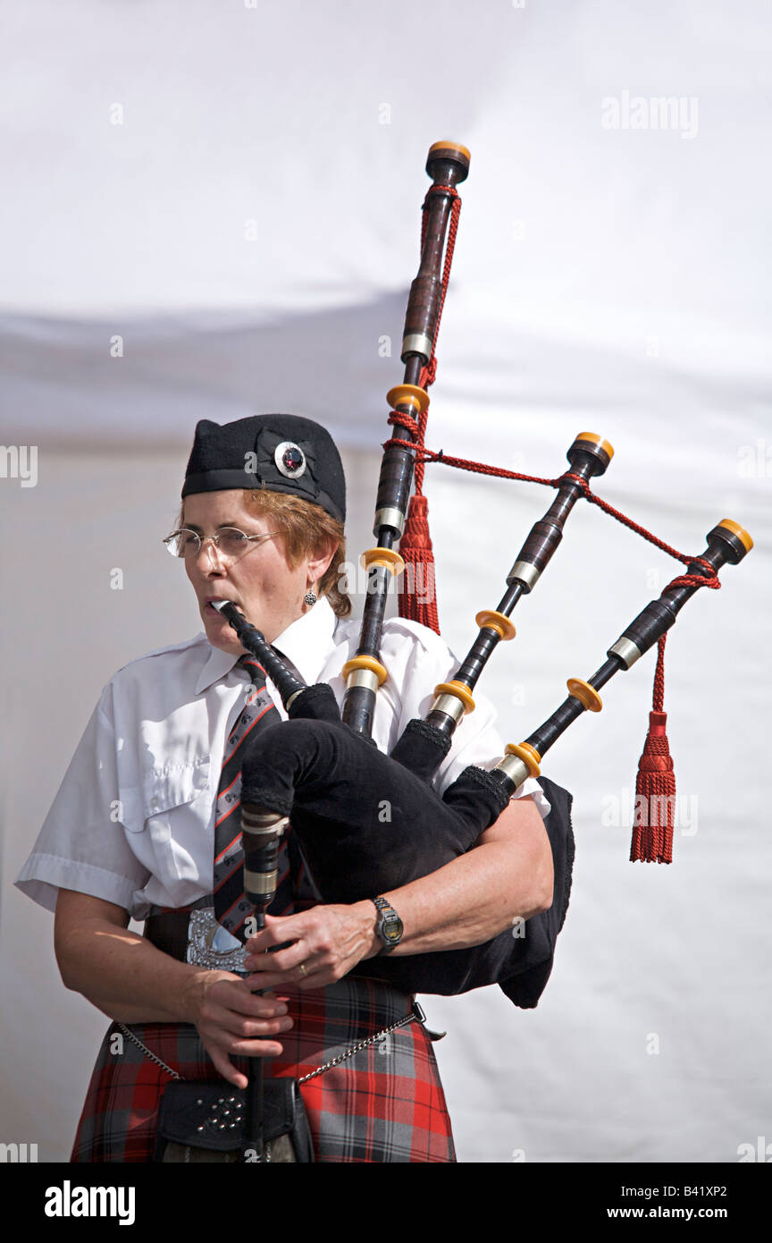 Femme jouant la musique de cornemuse écossaise Photo Stock - Alamy