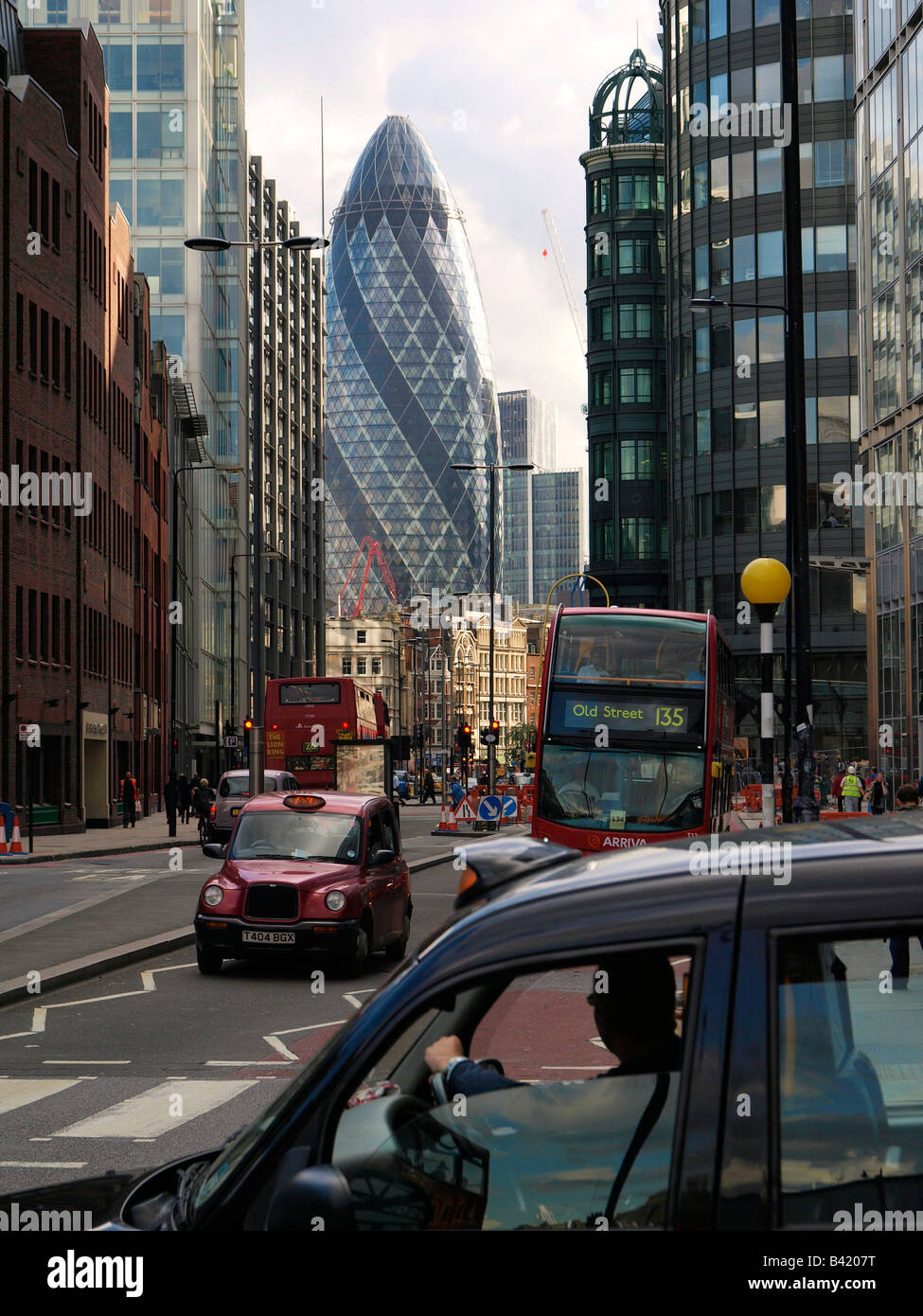 Des taxis et des bus de Londres à Bishopsgate avec cornichon bâtiment en arrière-plan la ville de Londres Royaume-Uni Banque D'Images