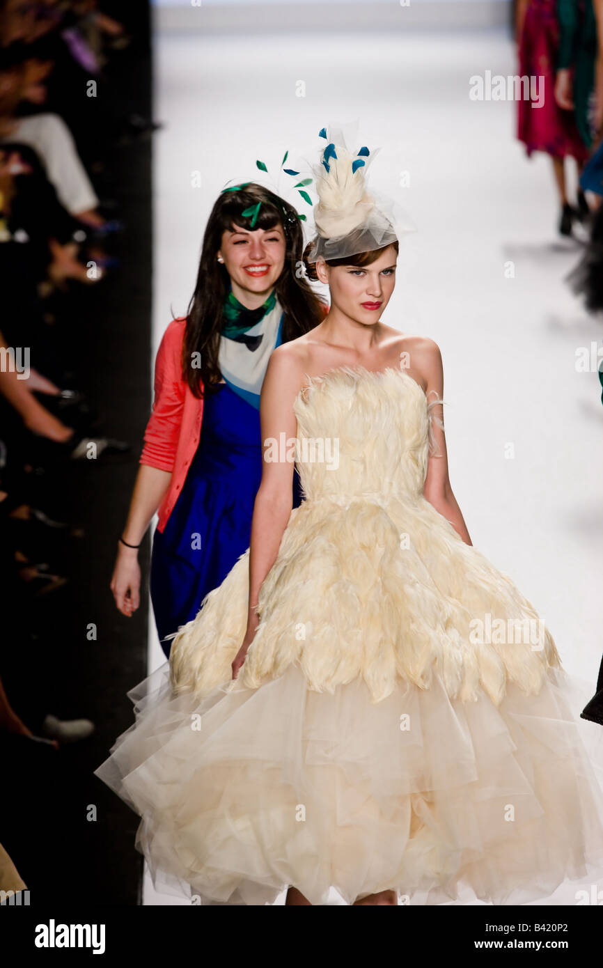 12 septembre 2008 - New York, USA : Project Runway investiture Kenley Collins présente sa collection à la Fashion Week de New York. Banque D'Images