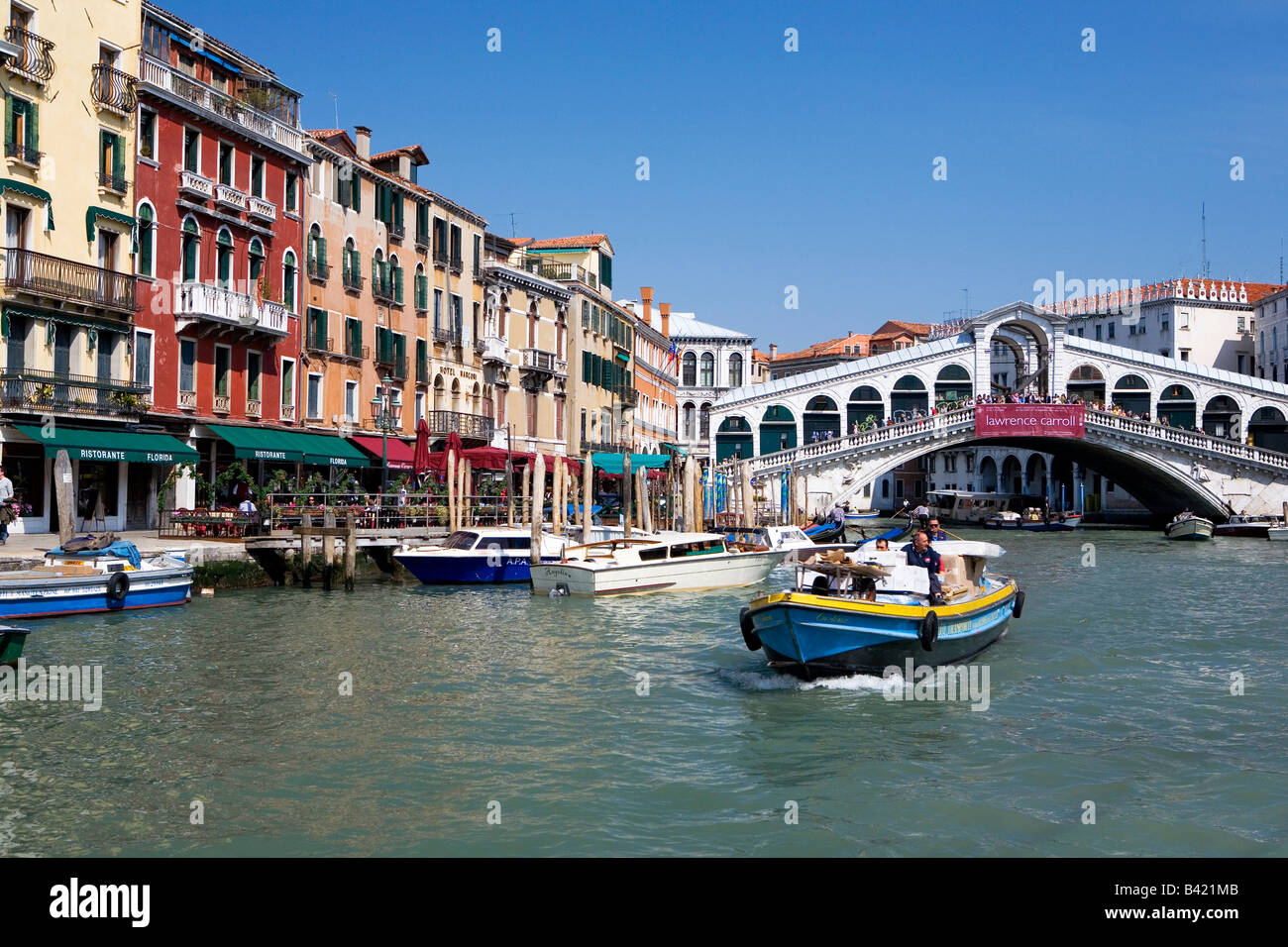 Vue le long du Grand Canal vers le pont Ponte di Rialto Venise Italie Banque D'Images