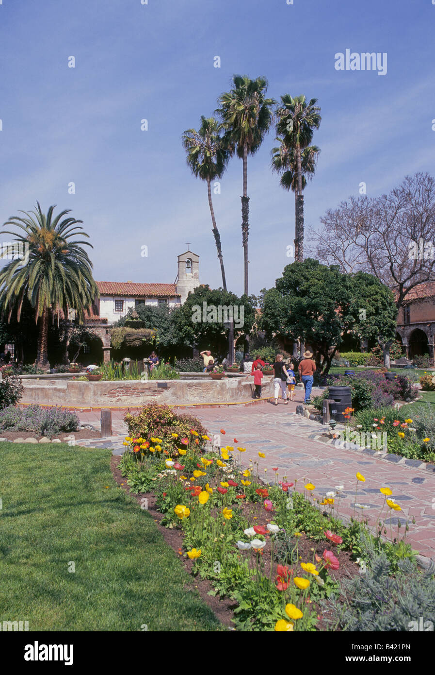 USA CALIFORNIE vue de la fleur couverts terrains de l'ancienne mission espagnole à San Juan Capistrano Banque D'Images