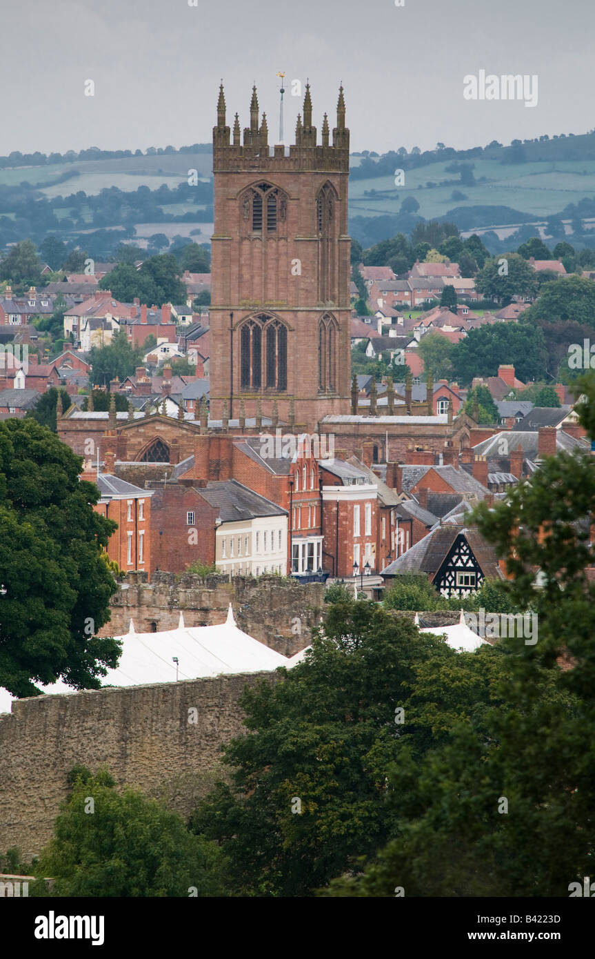L'église St Laurence et la tour Dominant le bourg rural de Ludlow Shropshire England UK Banque D'Images