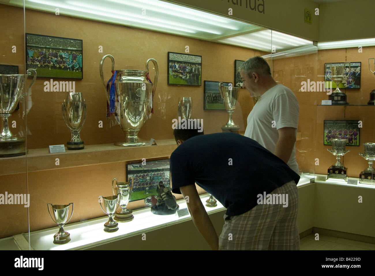 Les visiteurs d'admirer l'argenterie en club FC Barcelona museum Banque D'Images