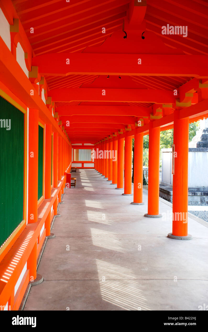 Long couloir qui mène à la salle de prière, éclairée par la lumière du soleil, à l'Sanjusangen-Do temple, Kyoto, Japon Banque D'Images