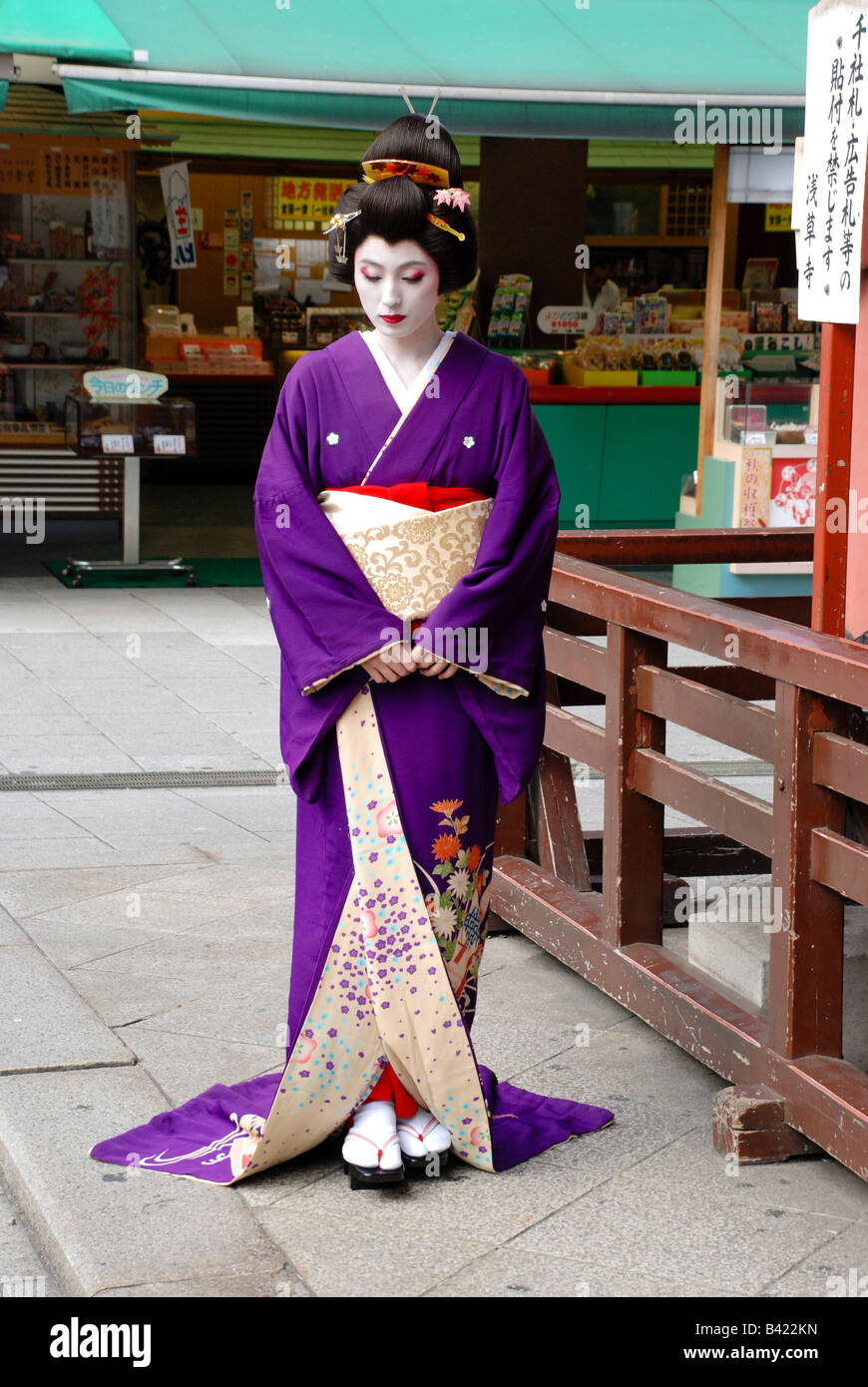 Geisha dans les vêtements traditionnels, se trouve à côté de la porte de tonnerre, à la Nakamise, Asakusa, Tokyo. Banque D'Images