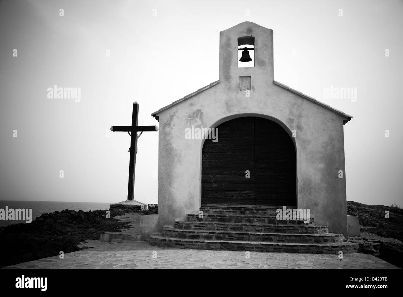 Église monochromatique à Collioure, dans le sud de la France Banque D'Images