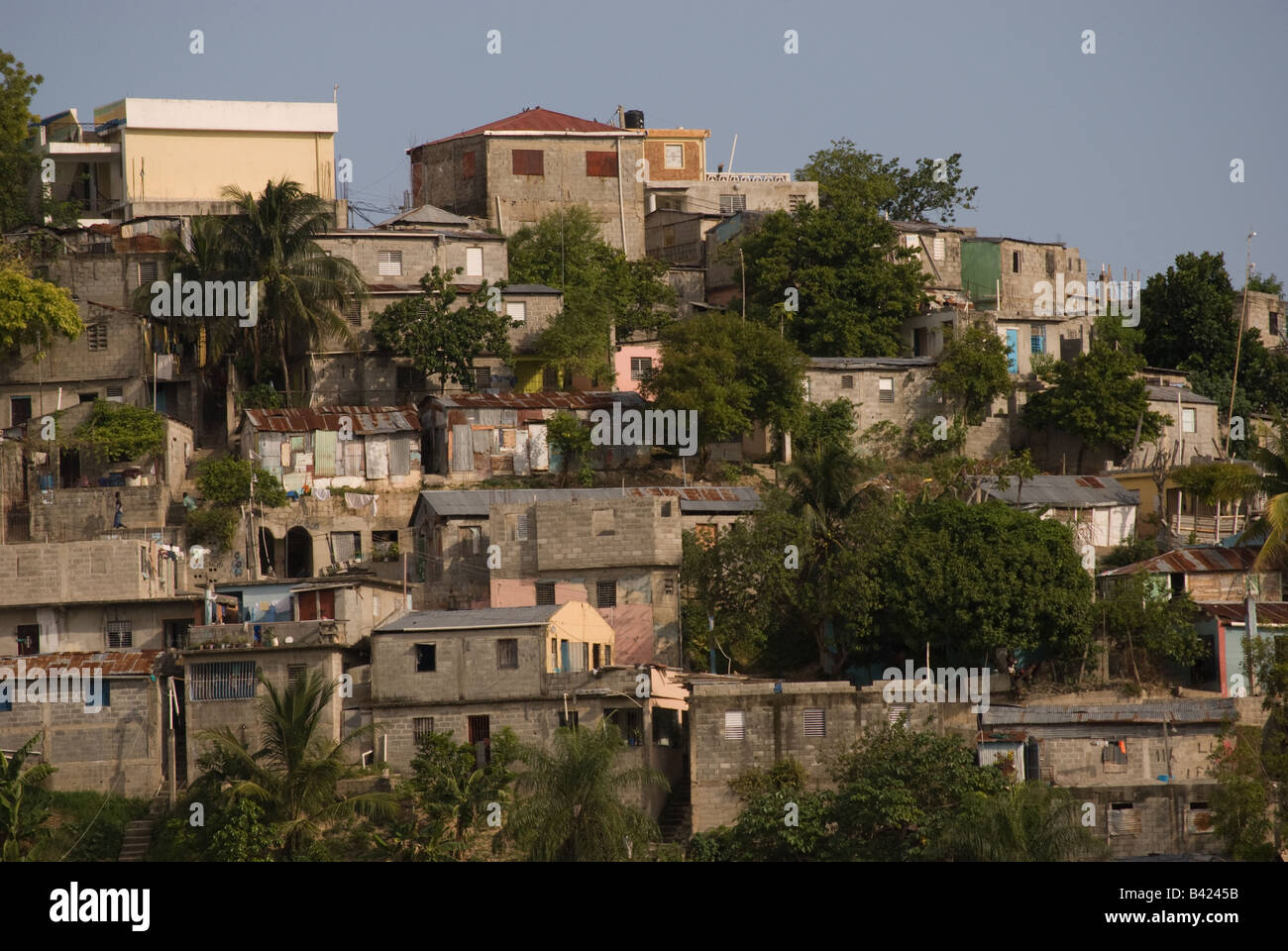 Un quartier pauvre d'un pays, l'onu-développement caractérisé par une agglomération vivant et maisons inachevées. Banque D'Images