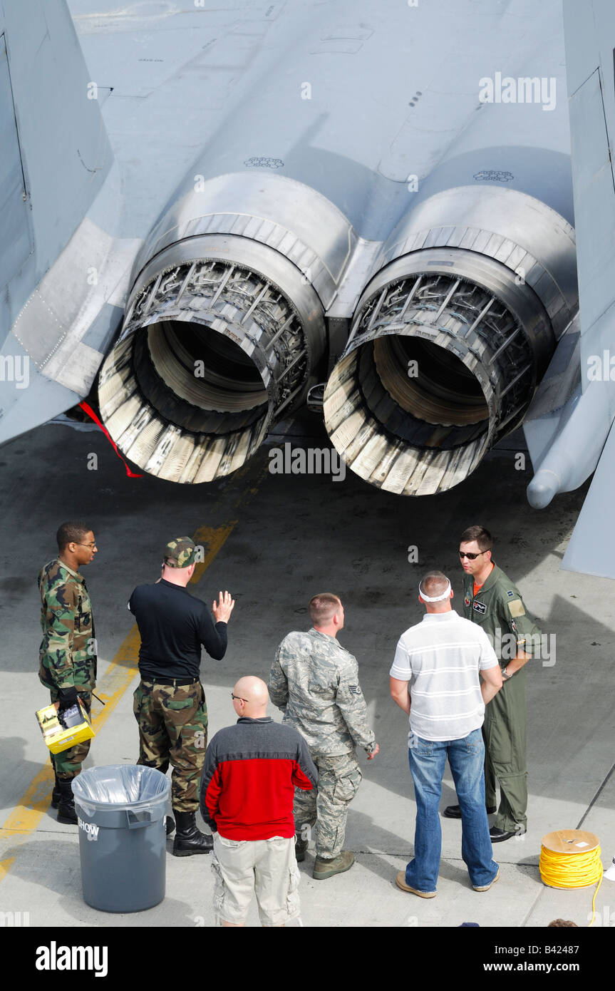 Parler avec les soldats de l'US air force près d'un chasseur à réaction F-15, Elmendorf Air Force Base, Anchorage, Alaska, USA Banque D'Images