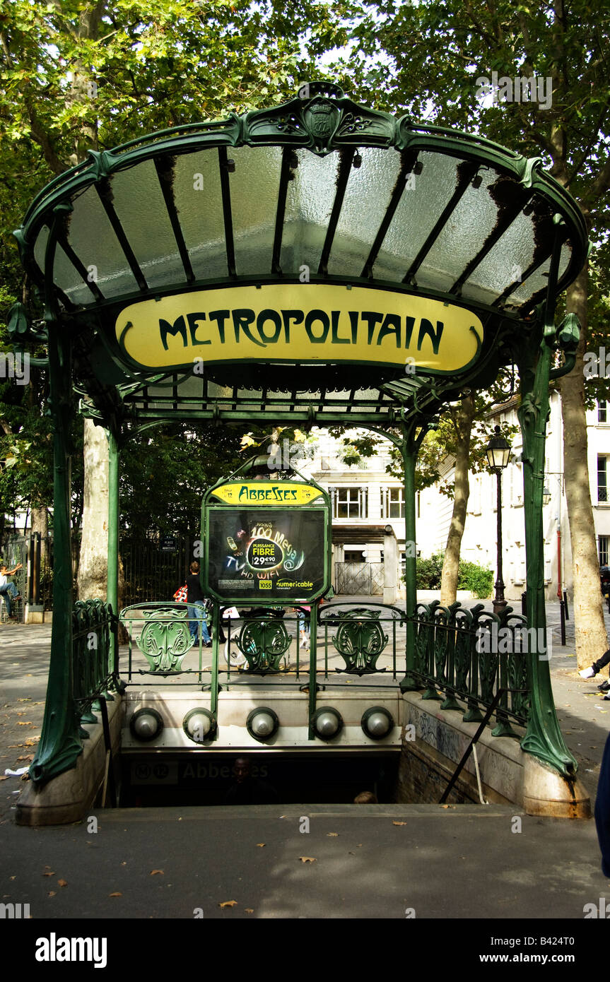 Metropolitain art nouveau signe à la station de métro Abbesses à Montmartre Paris Photo Stock