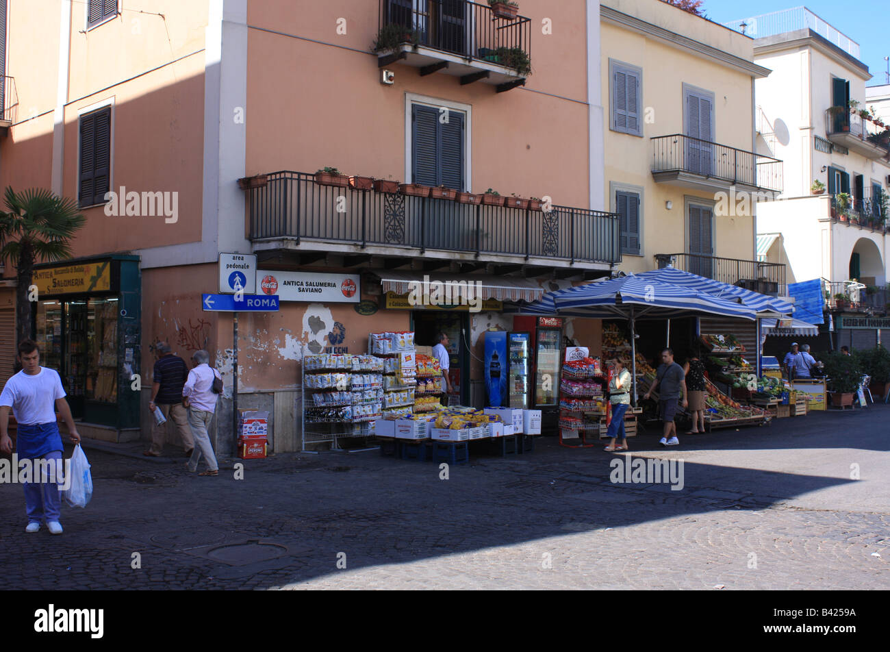 Des boutiques par le port de Pozzuoli dans le sud de l'Italie. Banque D'Images