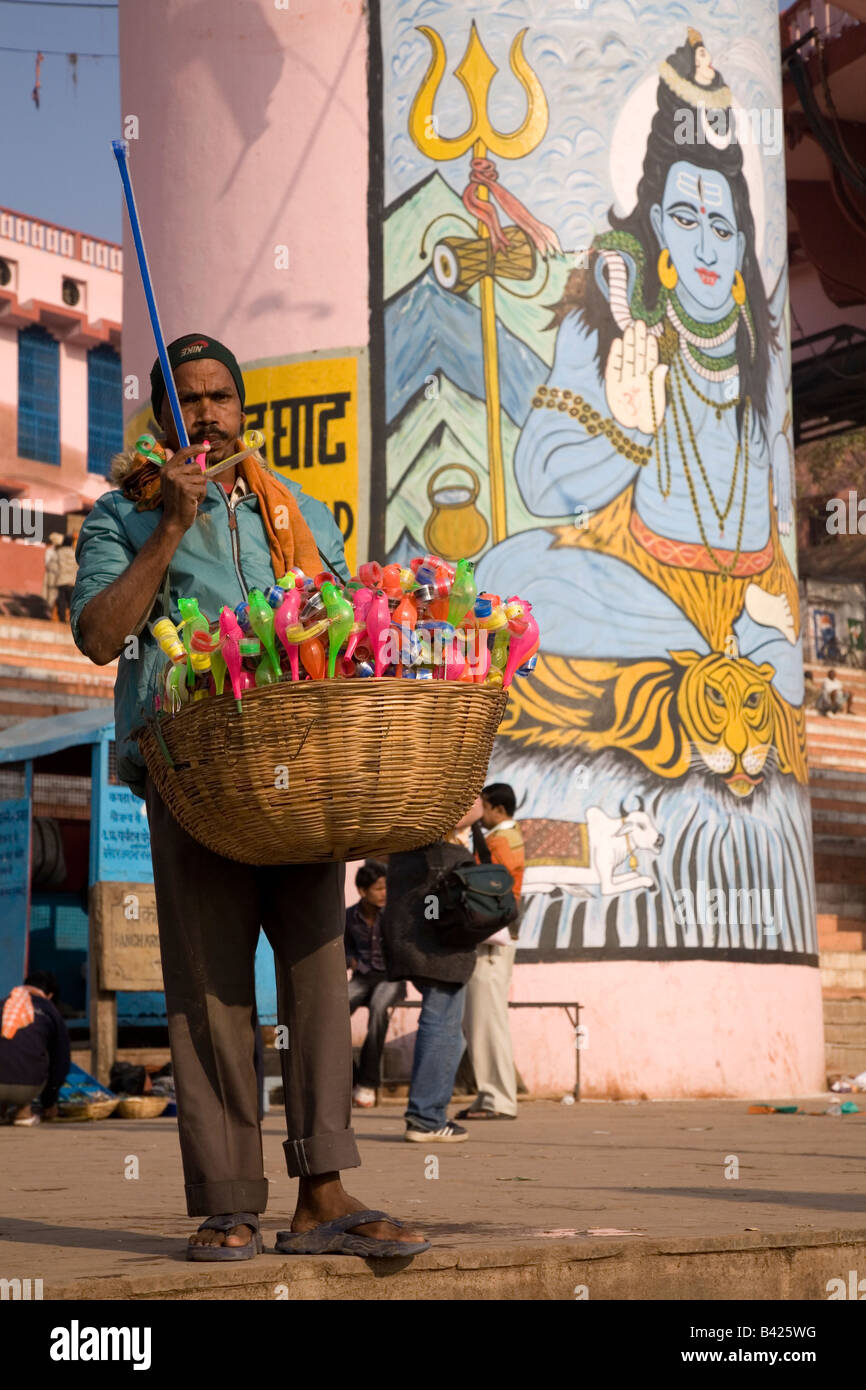 Un Hawker vend des jouets sur le Dasawamedh Ghat de la ville de Varanasi, en Inde. Banque D'Images