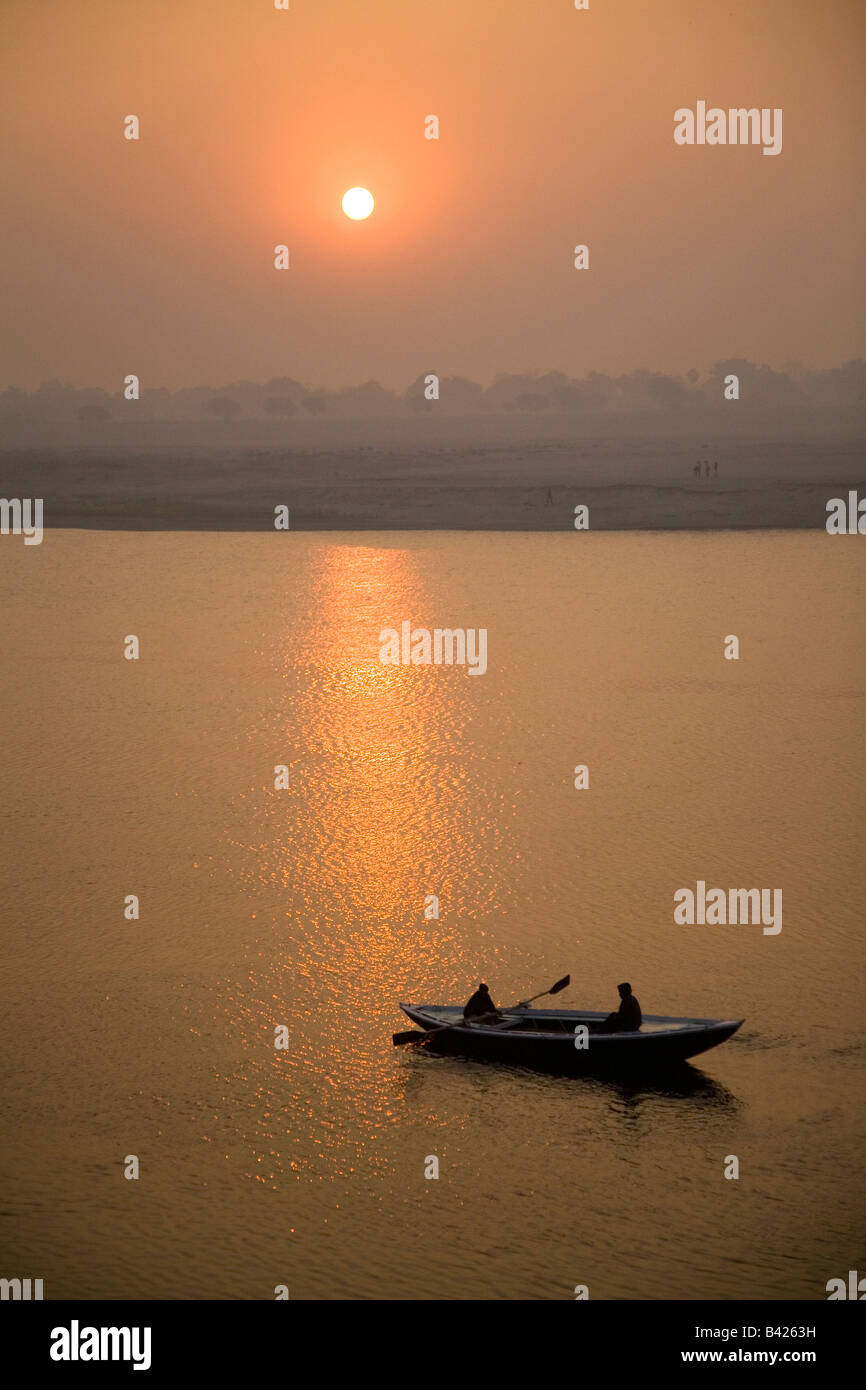 Un bateau sur le fleuve Gange, dans la ville de Varanasi, en Inde. Banque D'Images