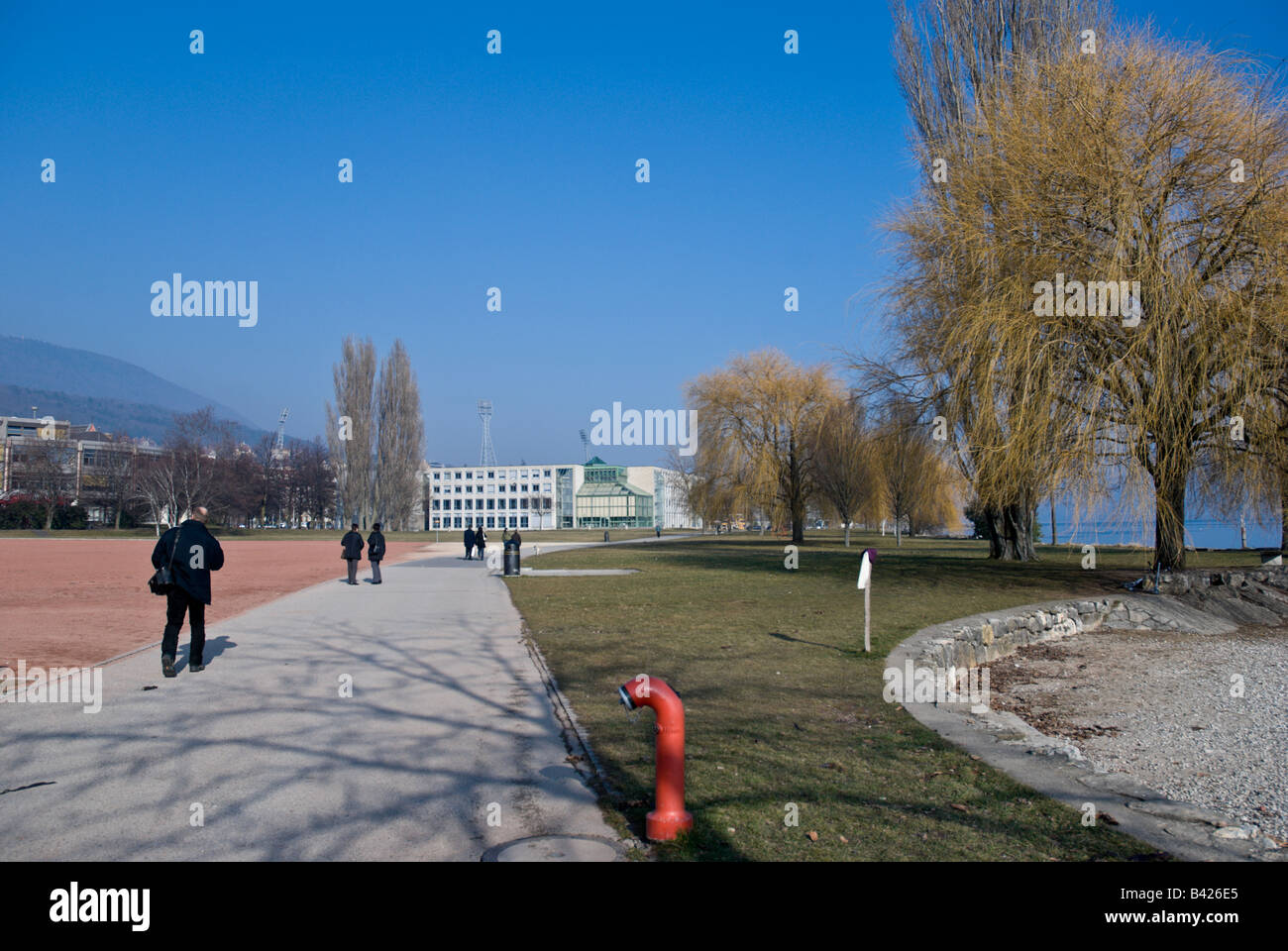 Les gens se promener le long de la front de Neuchâtel sur une claire journée d'hiver croustillante Banque D'Images
