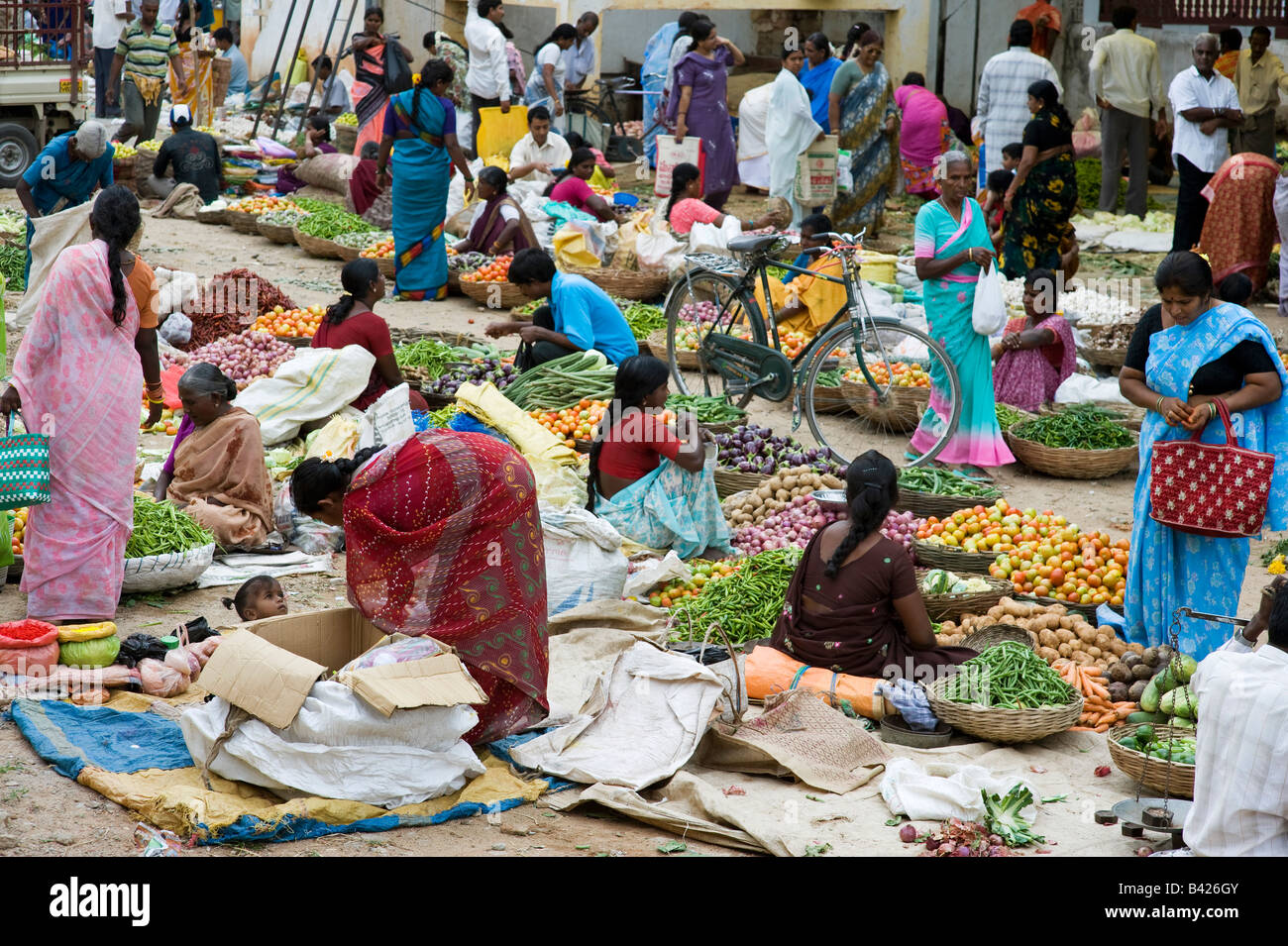 Regardant vers le bas sur l'étal du marché indien avec légumes et épices indiennes / sacs de produire. Puttaparthi, Andhra Pradesh, Inde Banque D'Images