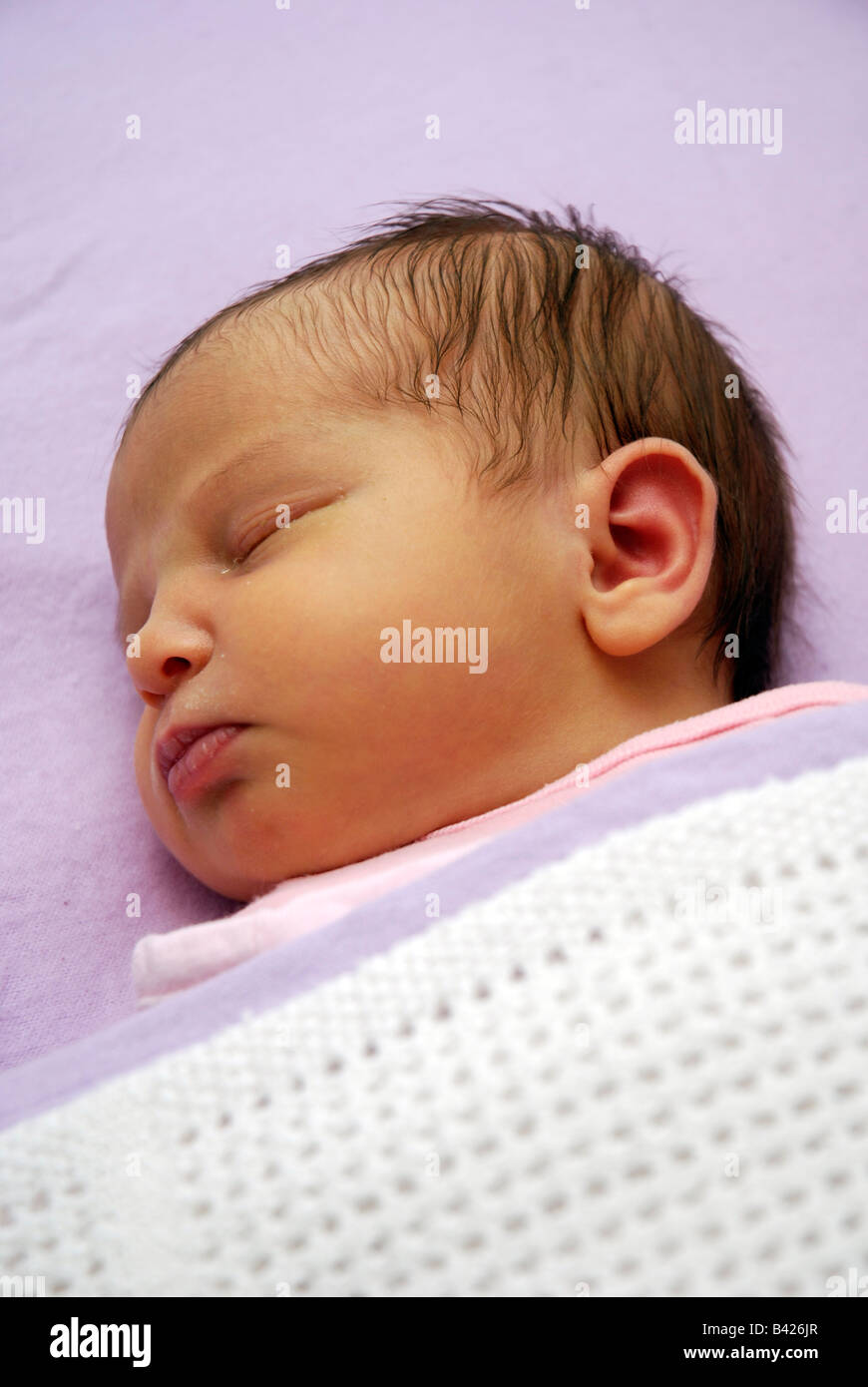 Une Semaine D Un Vieux Bebe Endormi Sous Des Couvertures Photo Stock Alamy