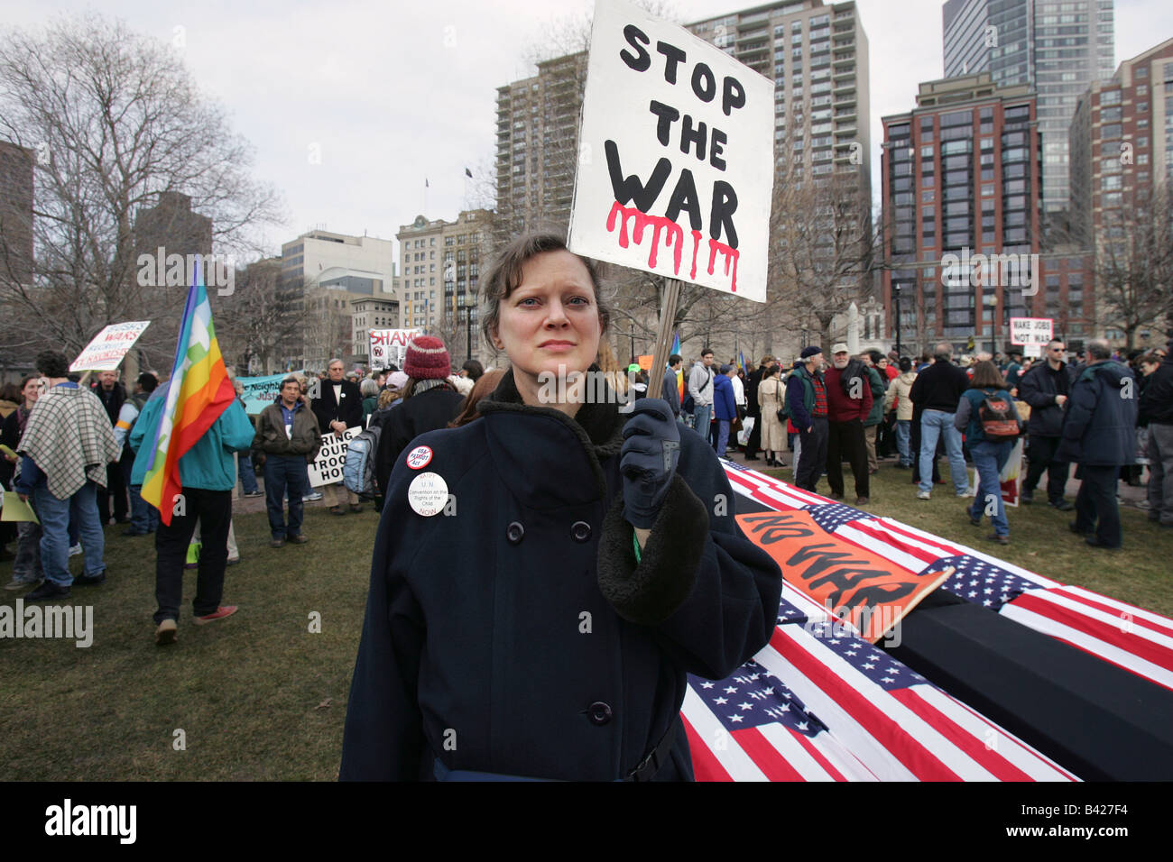 Une femme est titulaire d'un signe à un rassemblement sur la guerre contre Boston Common sur le deuxième anniversaire de la guerre en Irak Banque D'Images