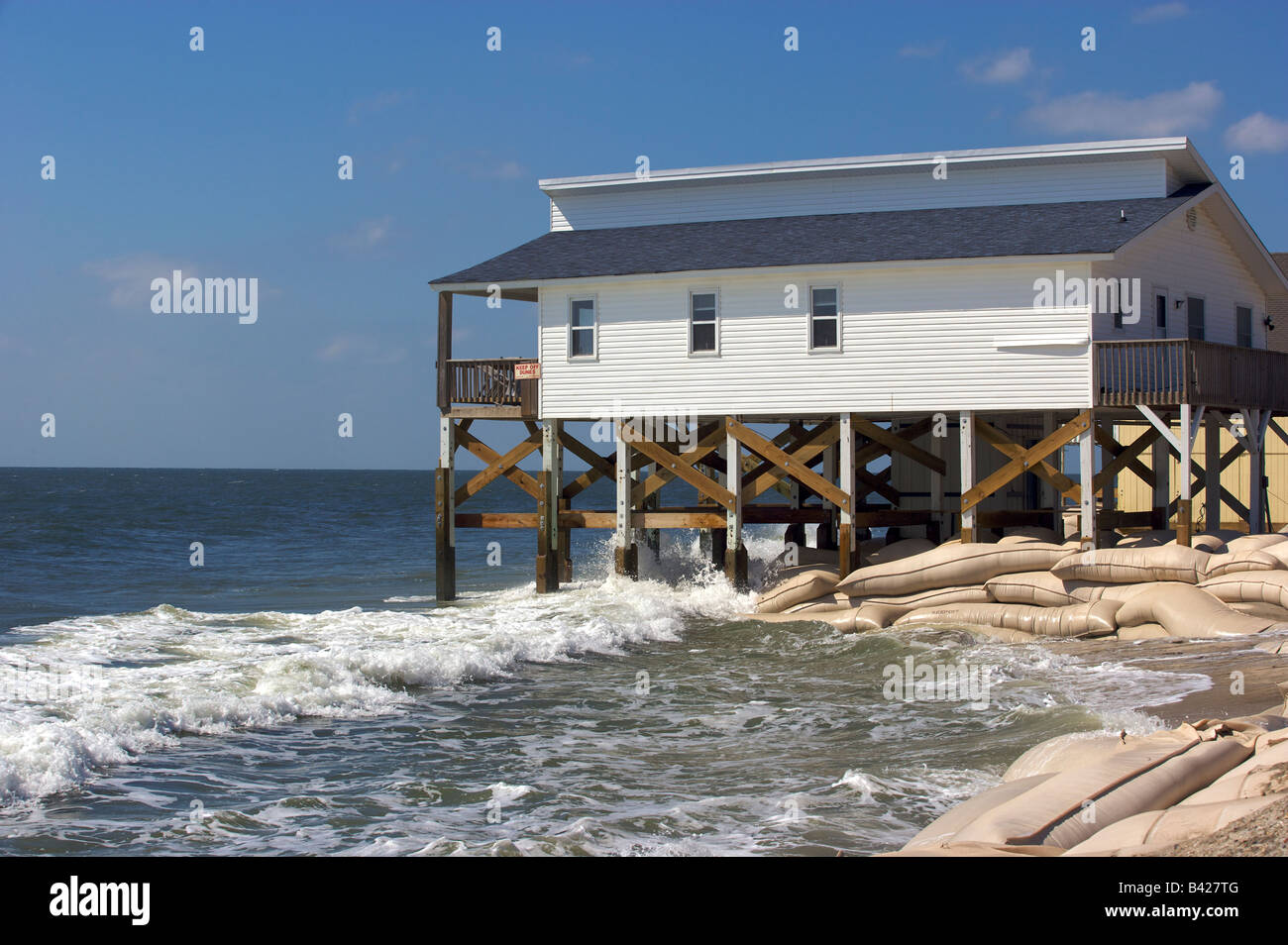 L'article de Ocean Isle Beach NC où l'océan a terrains maisons et une grande partie de la 2 e rue à cause des marées montantes un Banque D'Images