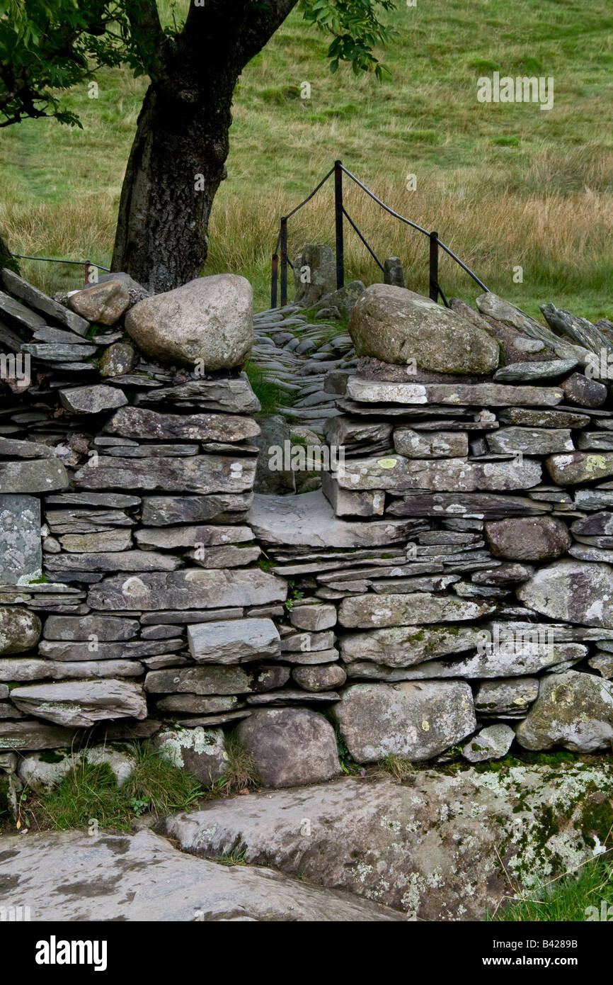 Pont Slater comme vu par une pierre stile, peu Langdale, Lake District, Cumbria Banque D'Images