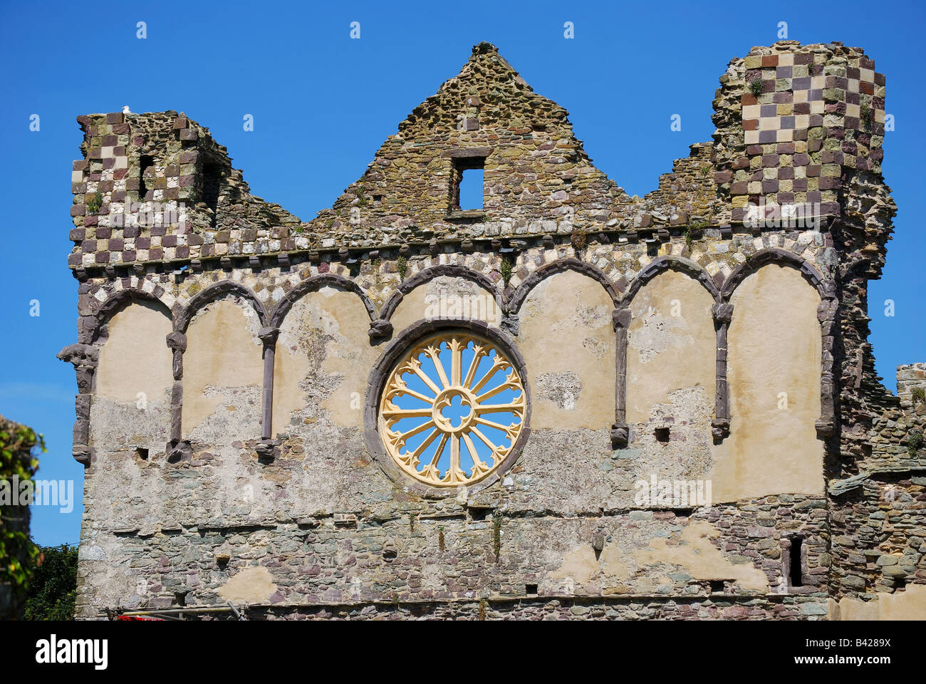 Le palais des évêques, ruines de la cathédrale St.David, St.Davids, Pembrokeshire, Pays de Galles, Royaume-Uni Banque D'Images