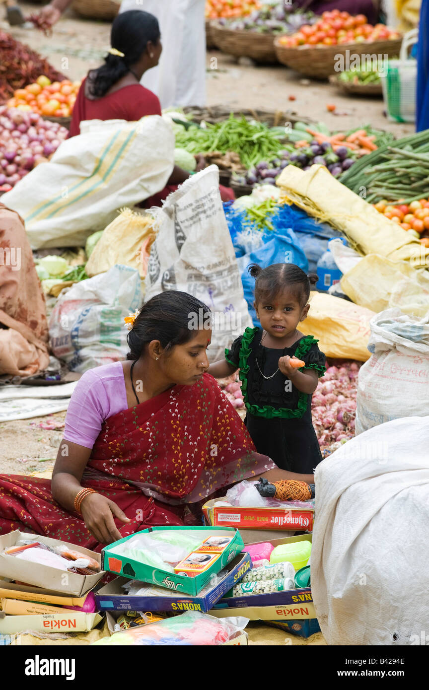 La mère et l'enfant indien sur le marché indien. Puttaparthi, Andhra Pradesh, Inde Banque D'Images