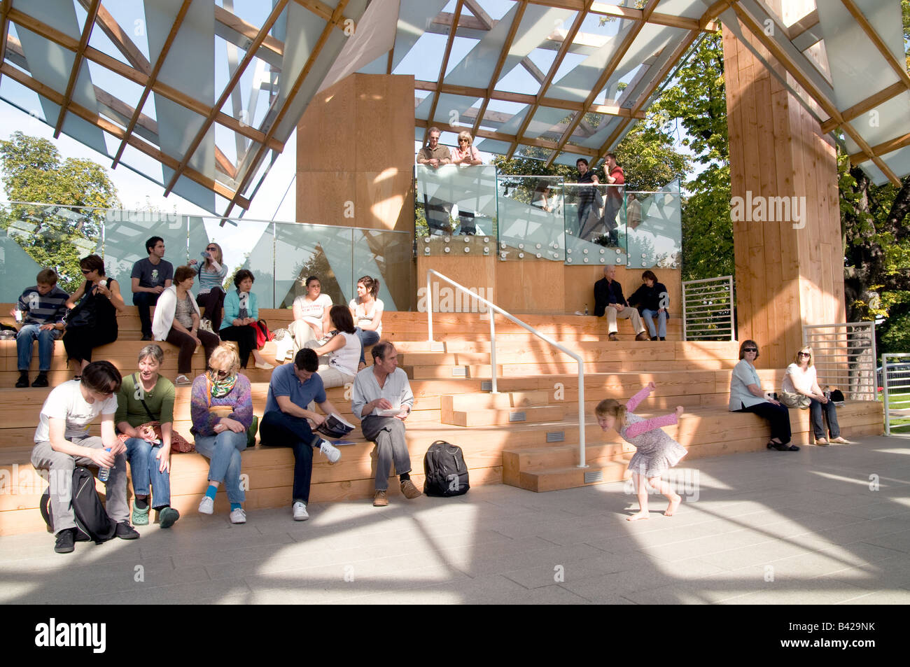 UK-visiteurs à la Serpentine Gallery Pavilion 2008 à Londres par le légendaire architecte Frank Gehry Photo par Julio Etchart Banque D'Images