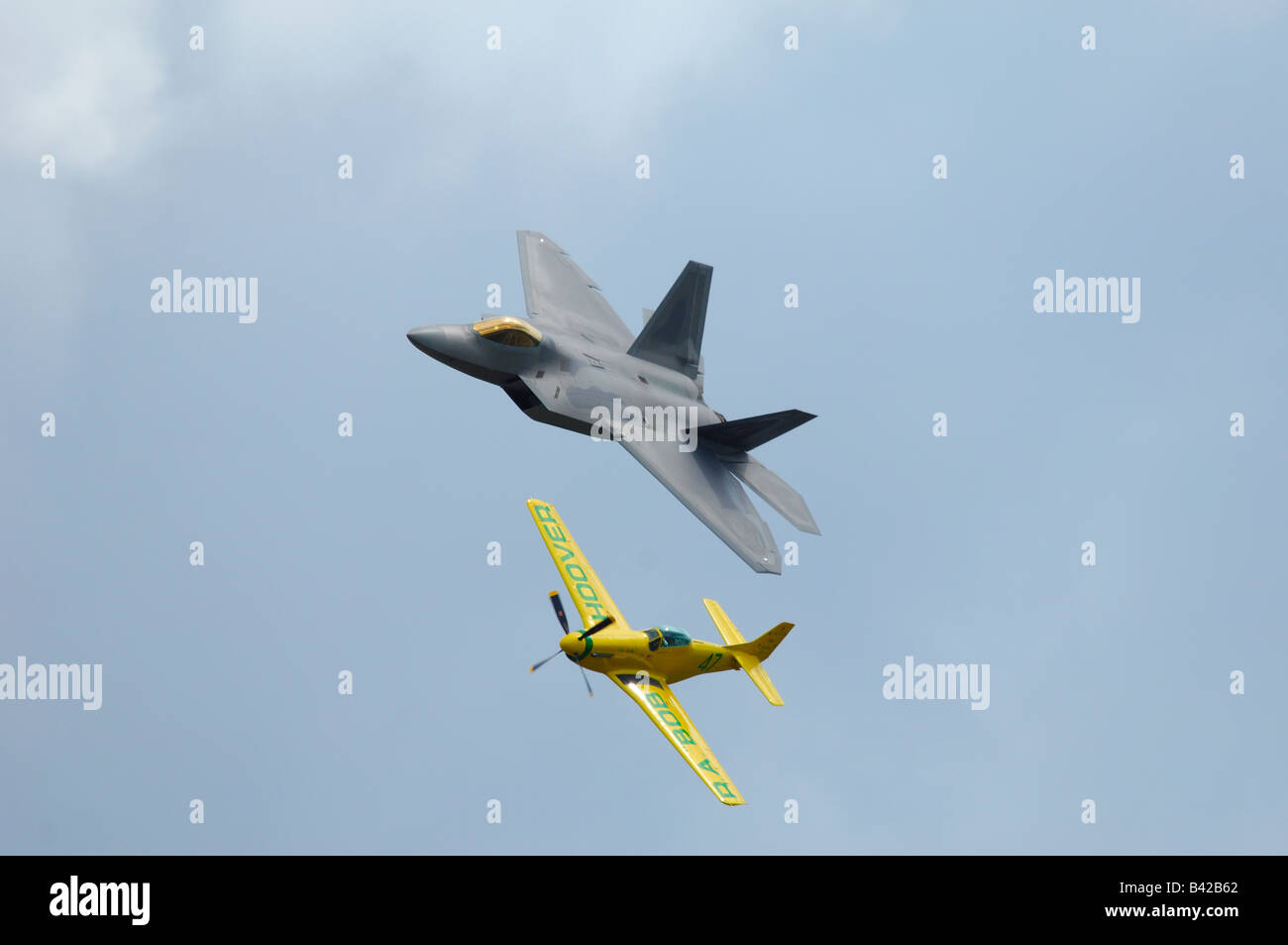 Vol du patrimoine avec F-22A Raptor et un P-51D Mustang - Arctic Thunder airshow 2008 - Anchorage - Alaska - USA Banque D'Images