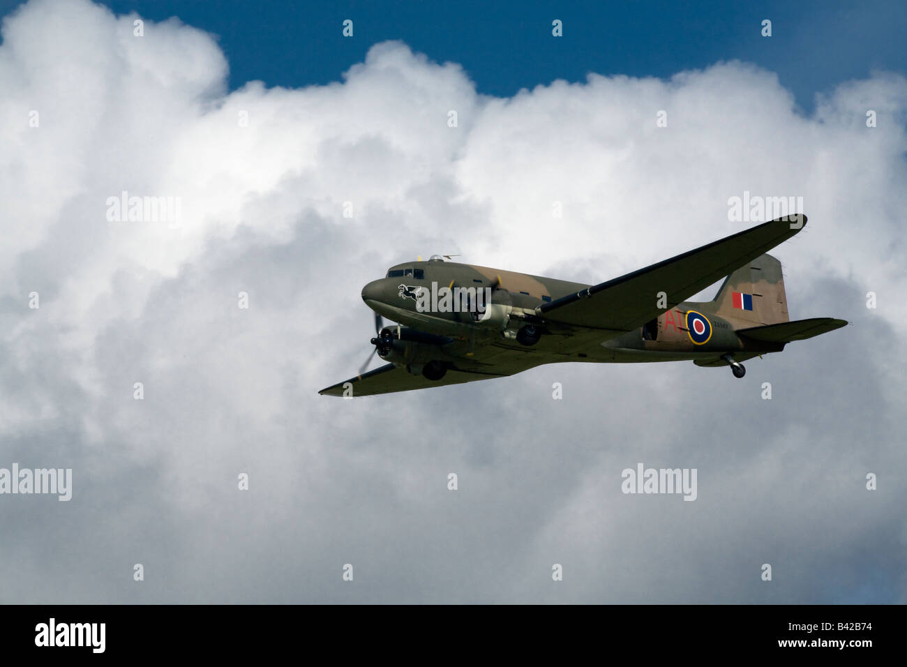 RAF WWII Dakota Douglas (Skytrain) survole la bataille Reconstitution faite à l'Aérodrome de Spanhoe, Northamptonshire Sept 2008 Banque D'Images