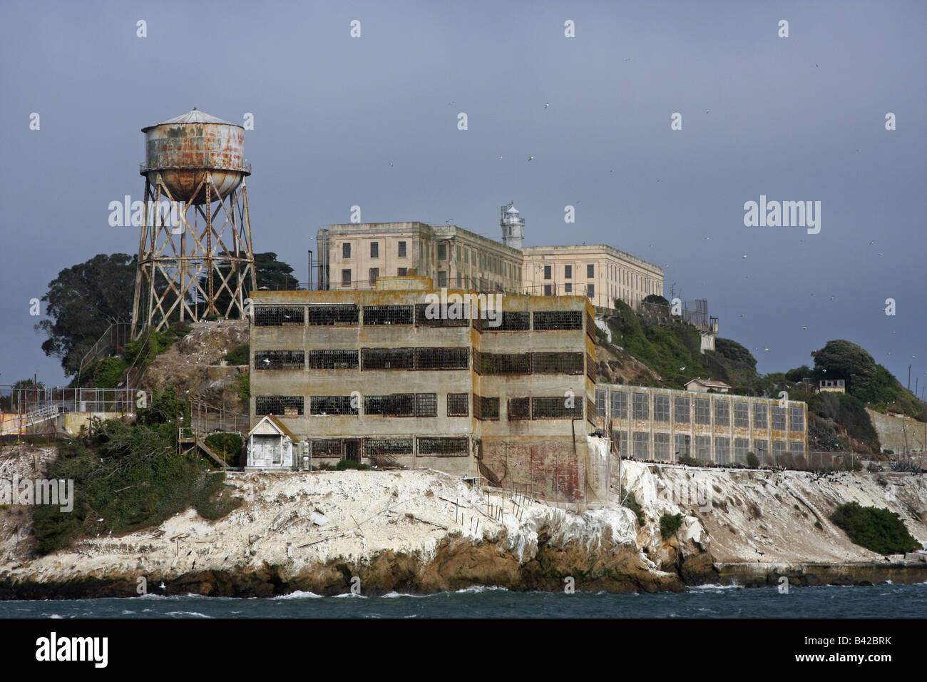 L'île d'Alcatraz, l'ancien pénitencier à sécurité maximale, surnommé 'la Roche', comme on l'a vu s'approchant de la baie de San Francisco. Banque D'Images