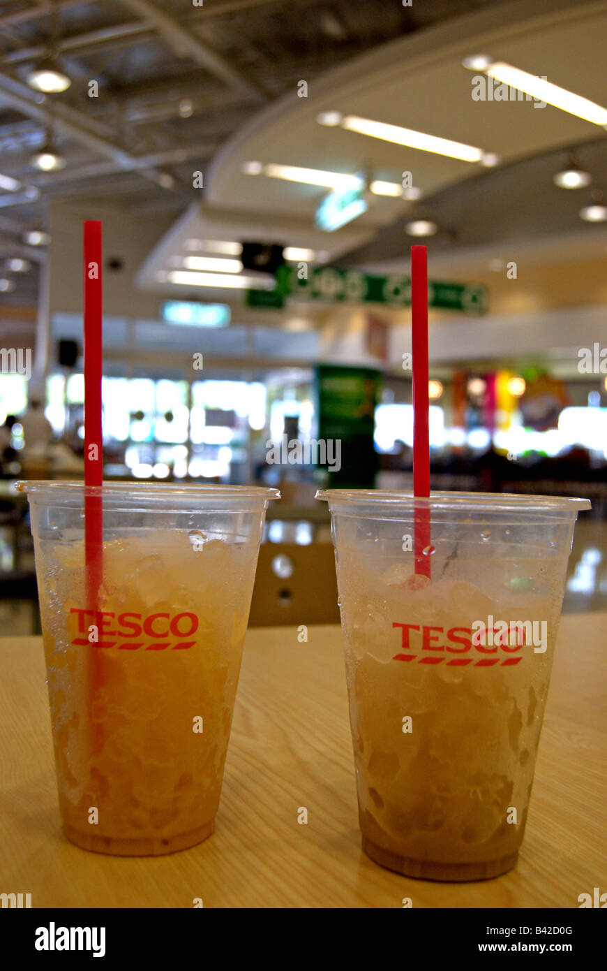 Les contenants en plastique transparent verre avec de la glace et des pailles dans un supermarché Tesco et de l'alimentation en centre, la Thaïlande phetchabun Banque D'Images