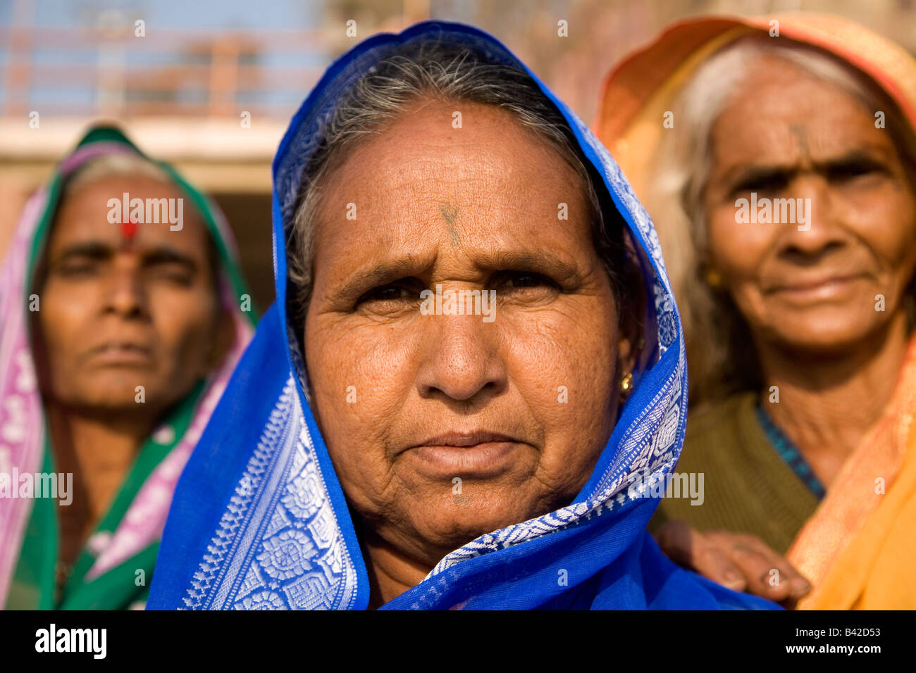 Trois femmes Hindu portant des foulards sur la tête sur le Dasawamedh Ghat de la ville de Varanasi, en Inde. Banque D'Images