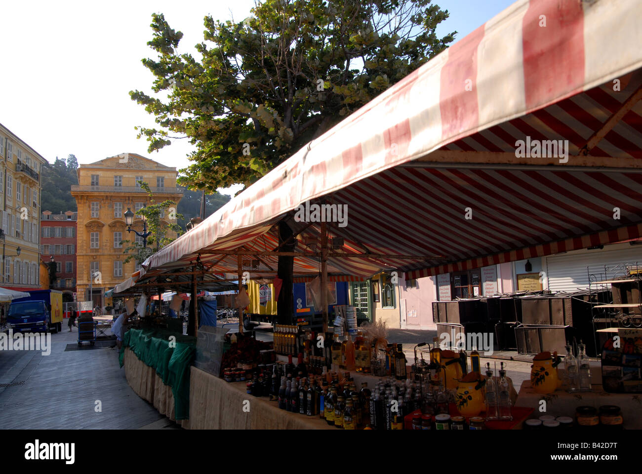 Le marché sur le Cours Saleya dans la vieille ville le Vieux Nice Nice Cote d Azur French Riviera France Banque D'Images