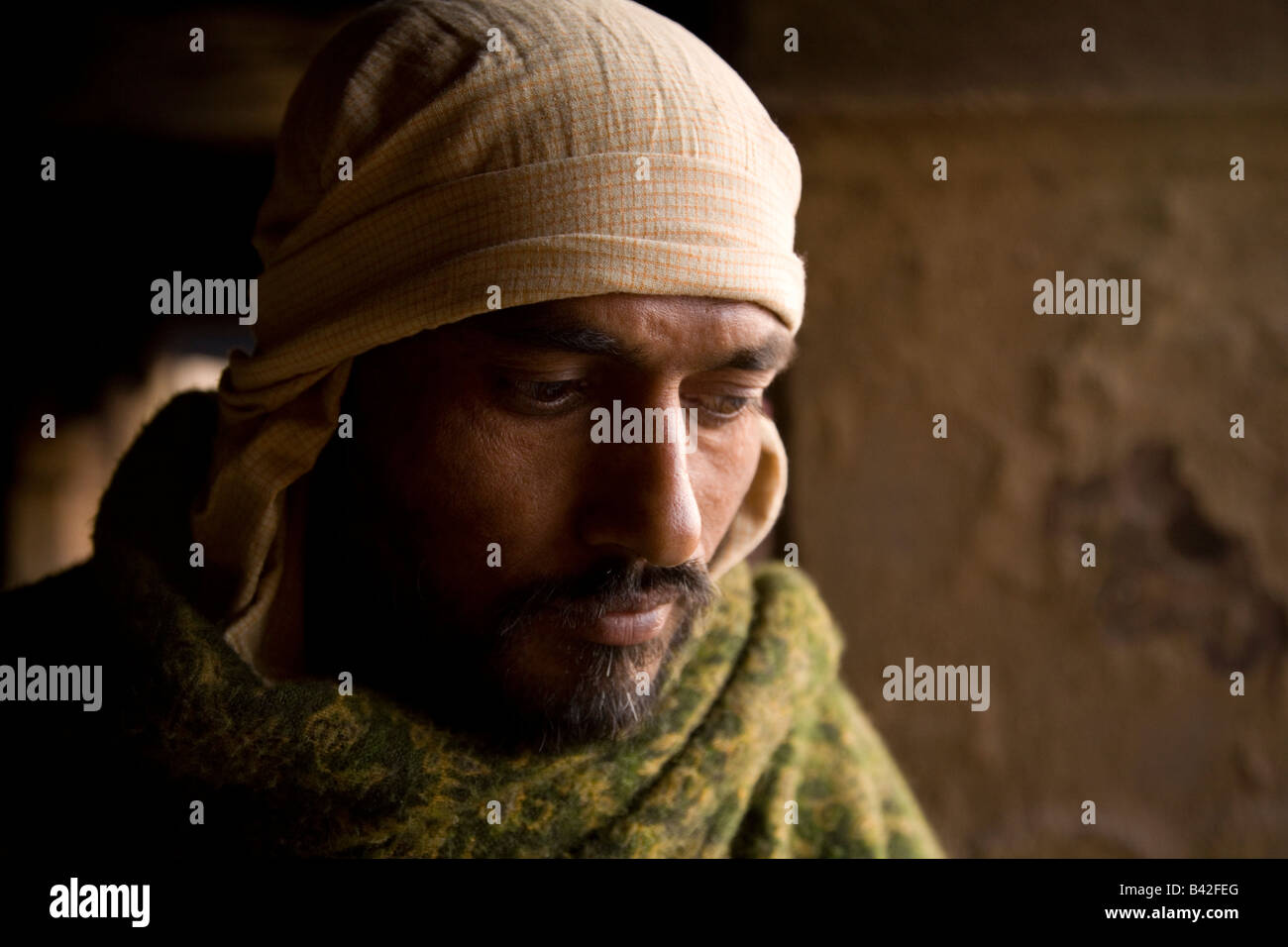 Le visage de l'une des Doms, un intouchable qui dirige les cérémonies de crémation à Varanasi. Banque D'Images