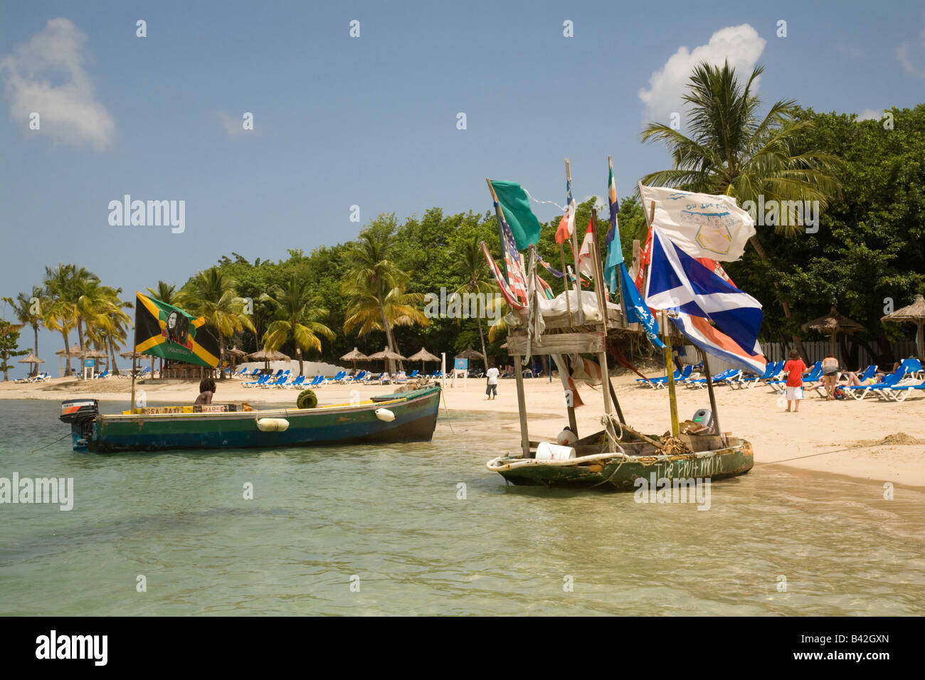 Plage des Caraïbes, Windjammer Bay, avec le fruit homme dans son bateau vendant des fruits, et le bateau-taxi, Sainte-Lucie, les îles Windward, Caraïbes Antilles Banque D'Images